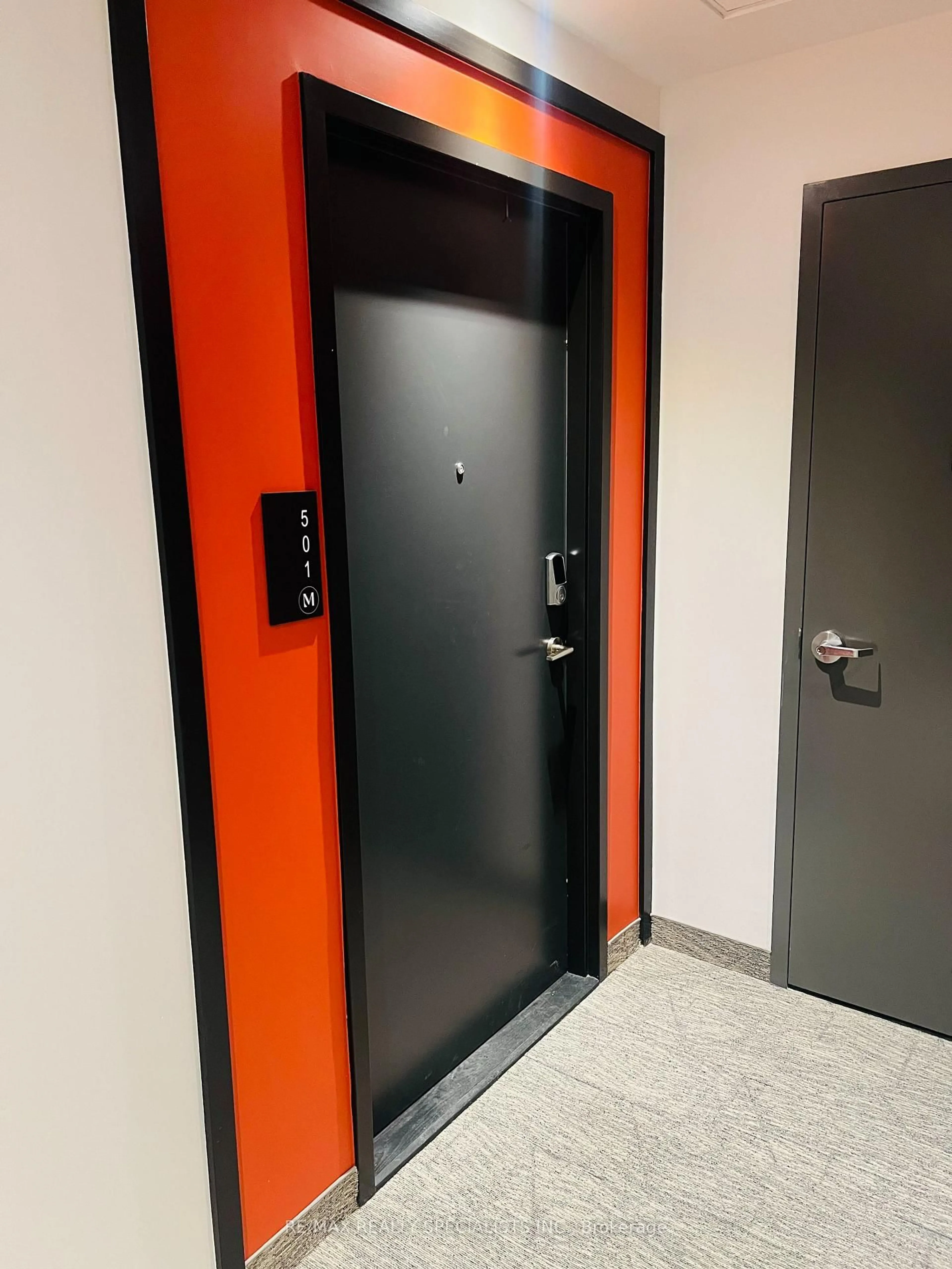 Indoor foyer for 312 Erb St #501, Waterloo Ontario N2L 1W3