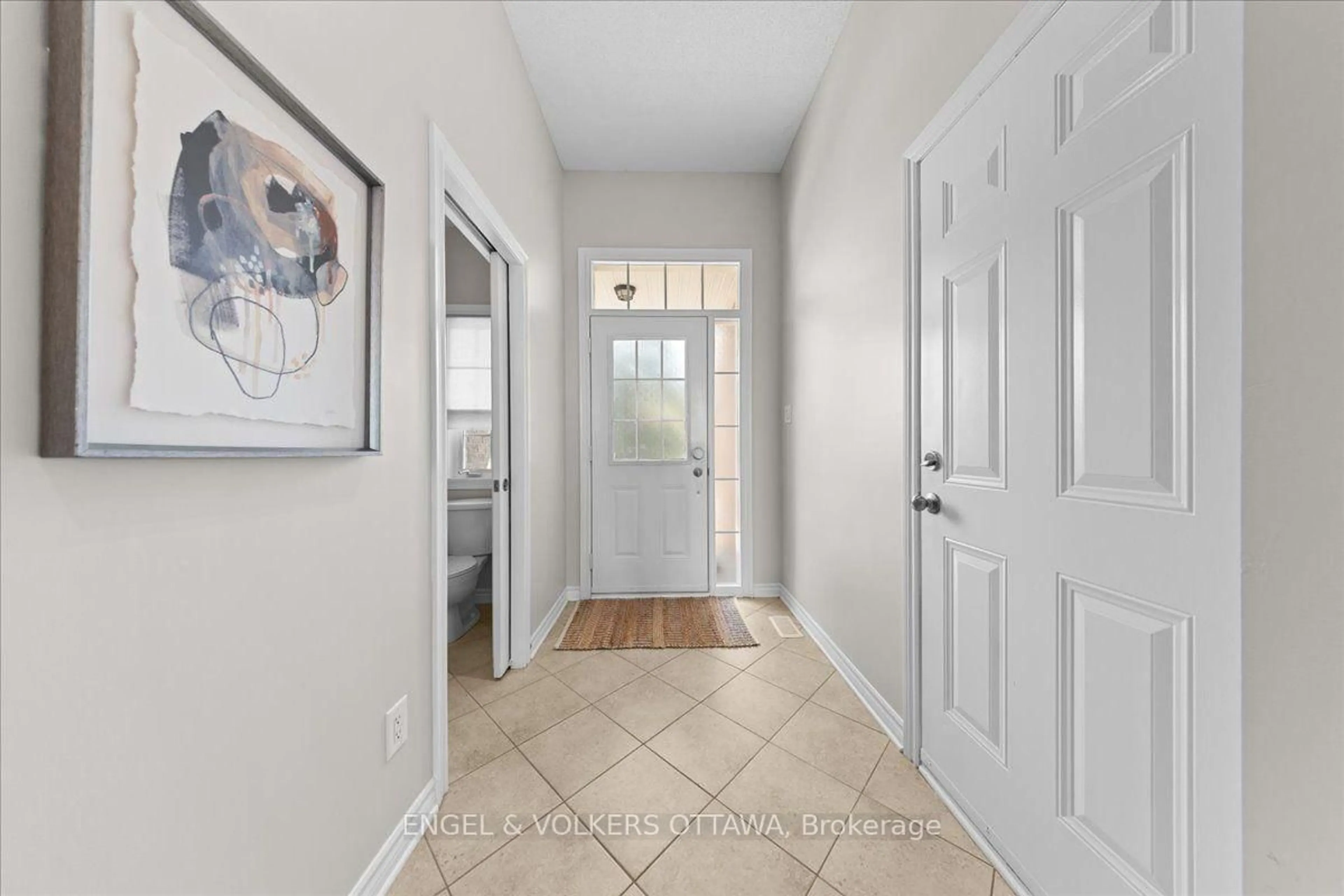 Indoor entryway for 104 Jersey Tea Circ, Ottawa Ontario K1V 2L3