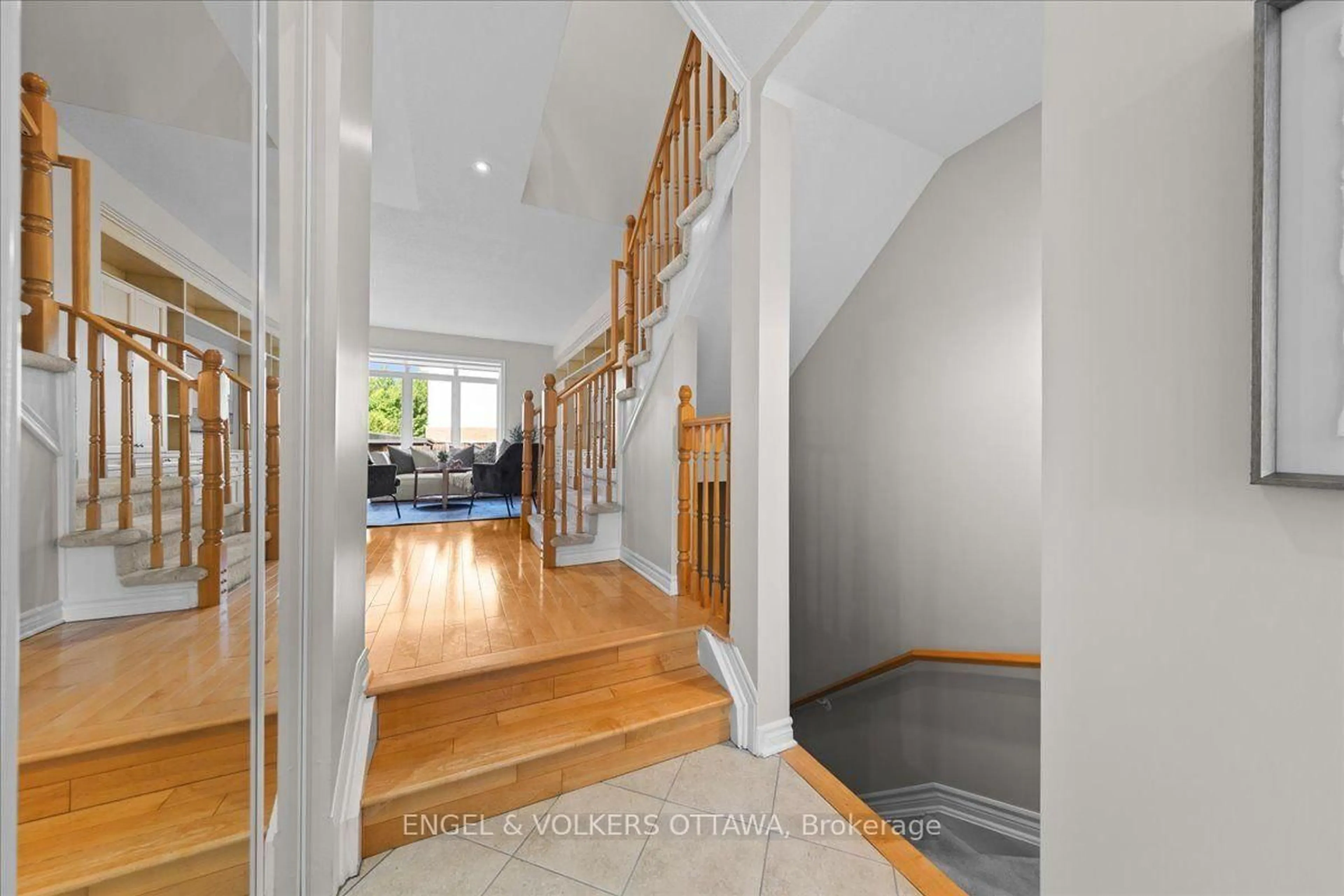 Indoor foyer for 104 Jersey Tea Circ, Ottawa Ontario K1V 2L3