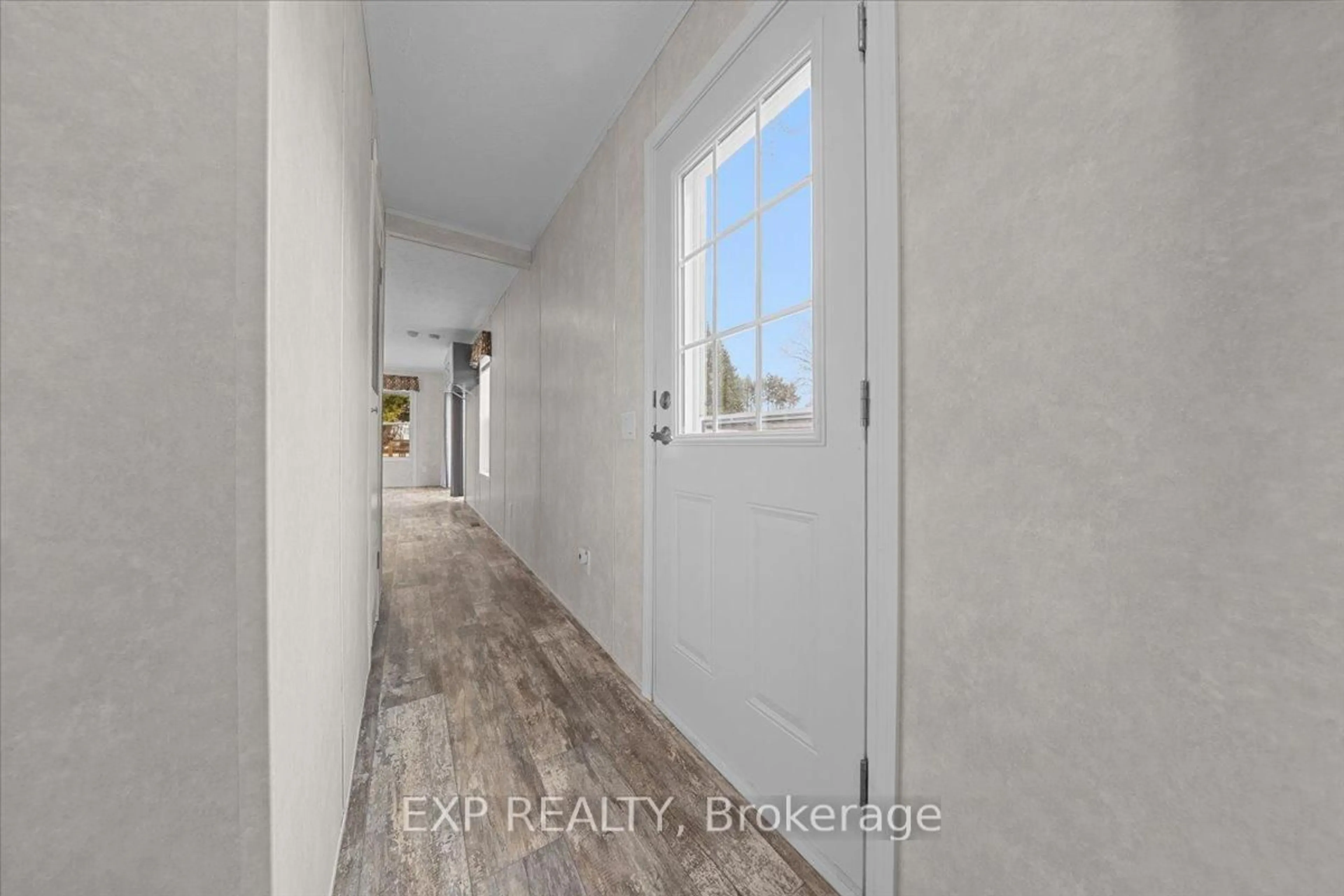 Indoor entryway for 114 Harold Valley Dr, Kinburn Ontario K0A 2H0