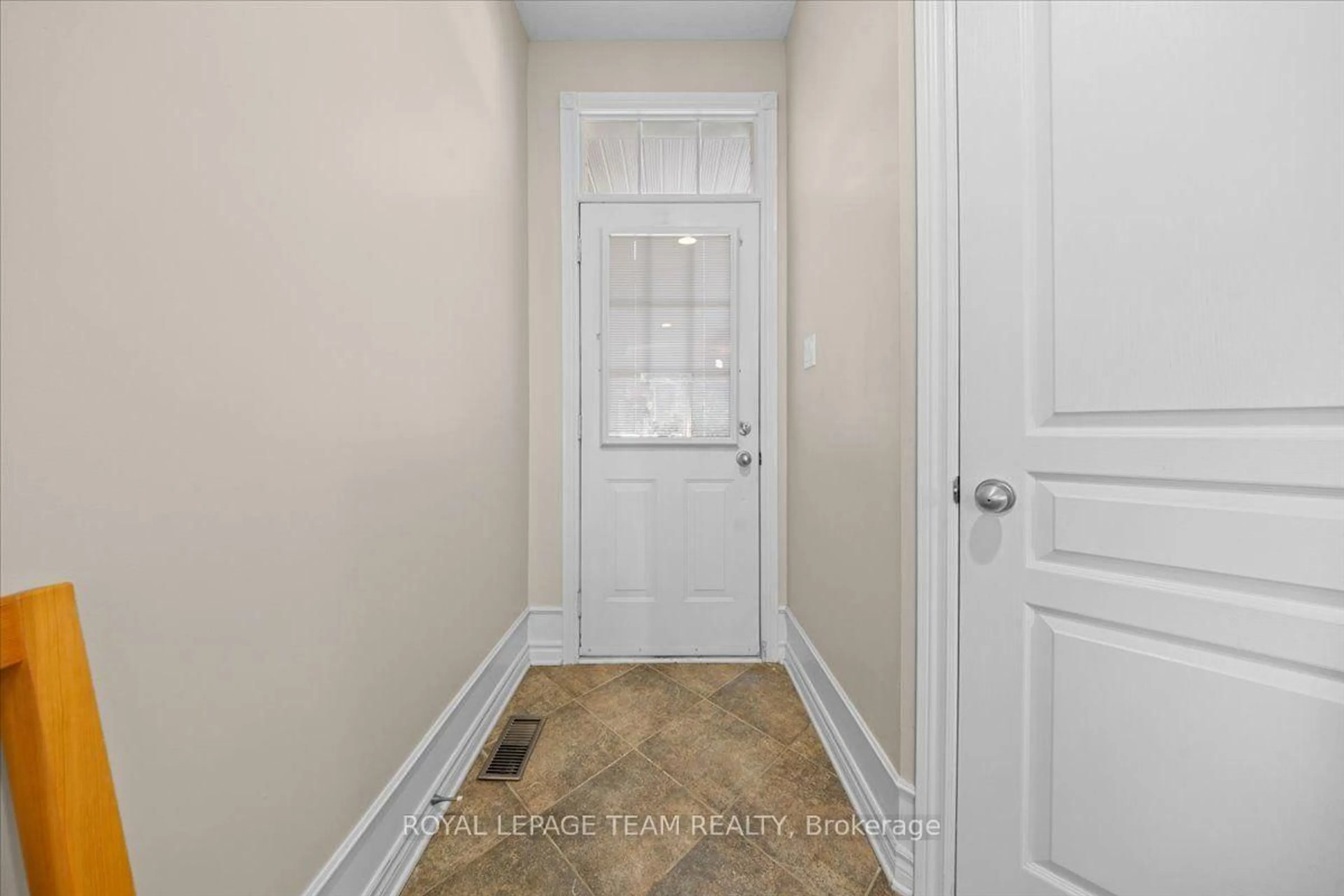 Indoor entryway for 40 Saddlesmith Circ, Ottawa Ontario K2M 2Y9