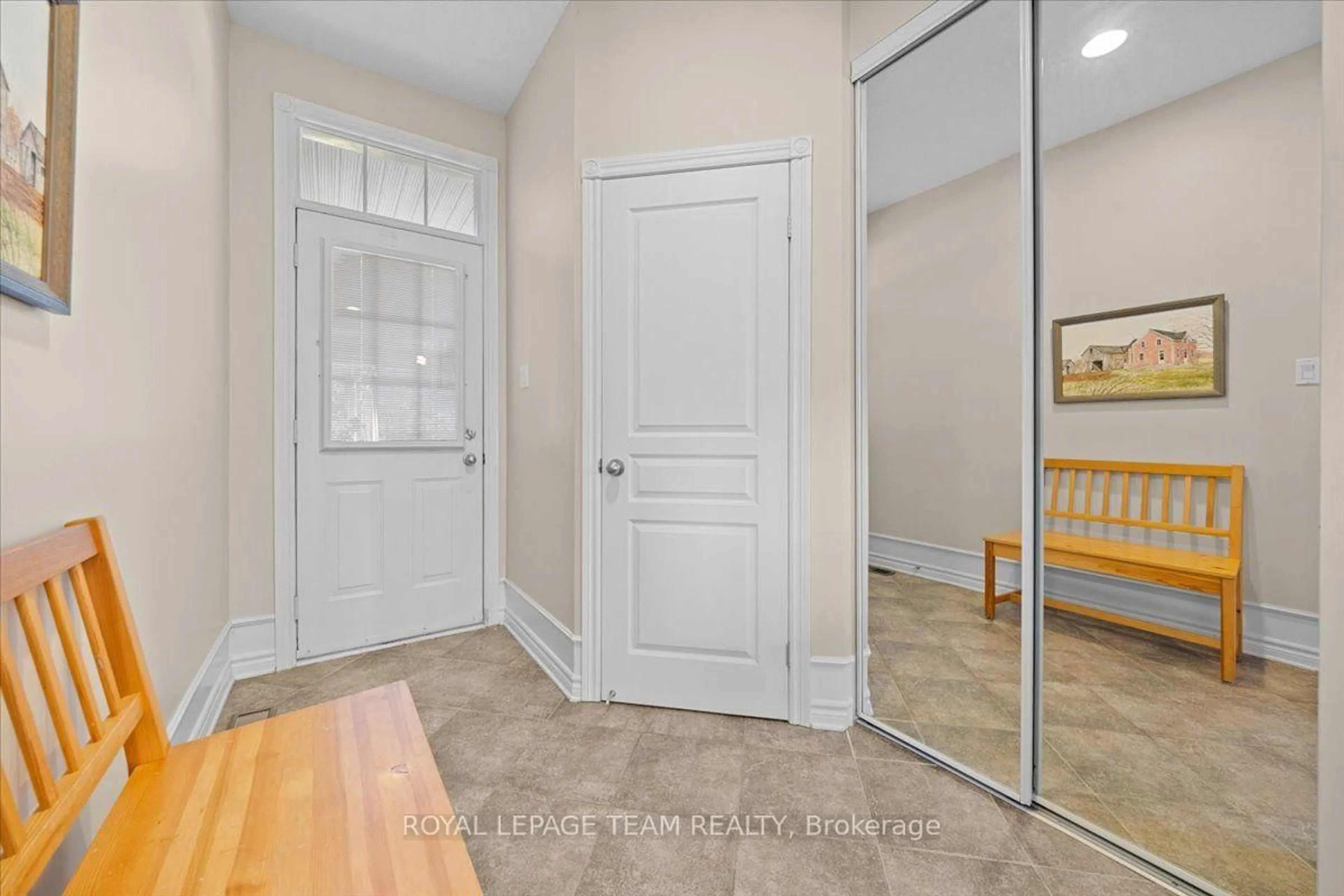 Indoor entryway for 40 Saddlesmith Circ, Ottawa Ontario K2M 2Y9