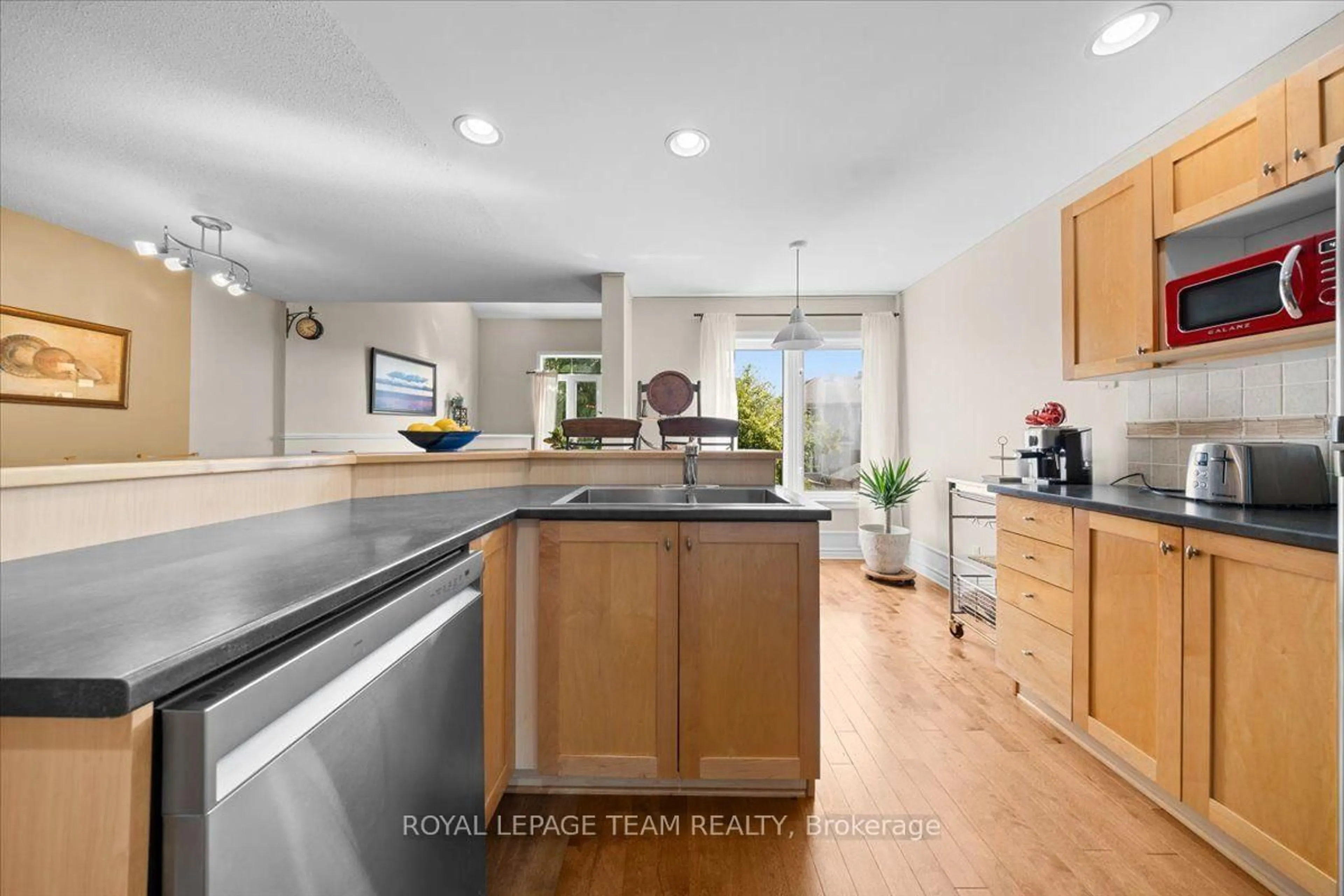 Open concept kitchen, ceramic/tile floor for 40 Saddlesmith Circ, Ottawa Ontario K2M 2Y9