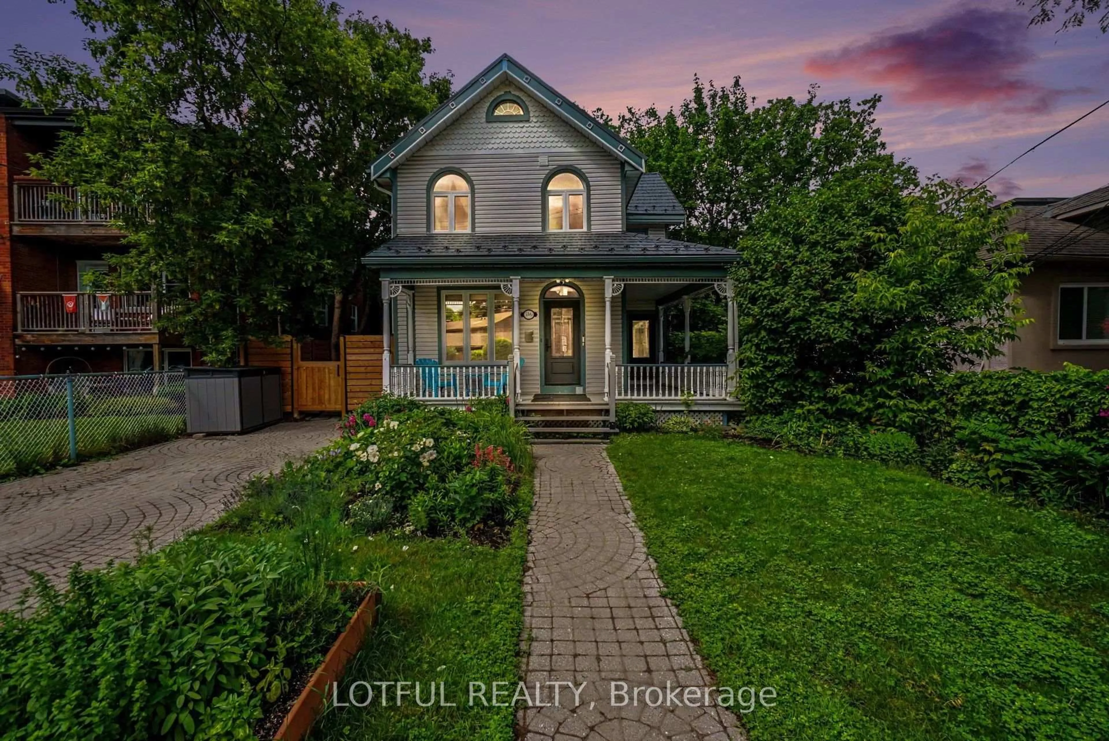 A pic from outside/outdoor area/front of a property/back of a property/a pic from drone, street for 518 Hilson Ave, Ottawa Ontario K1Z 6C8
