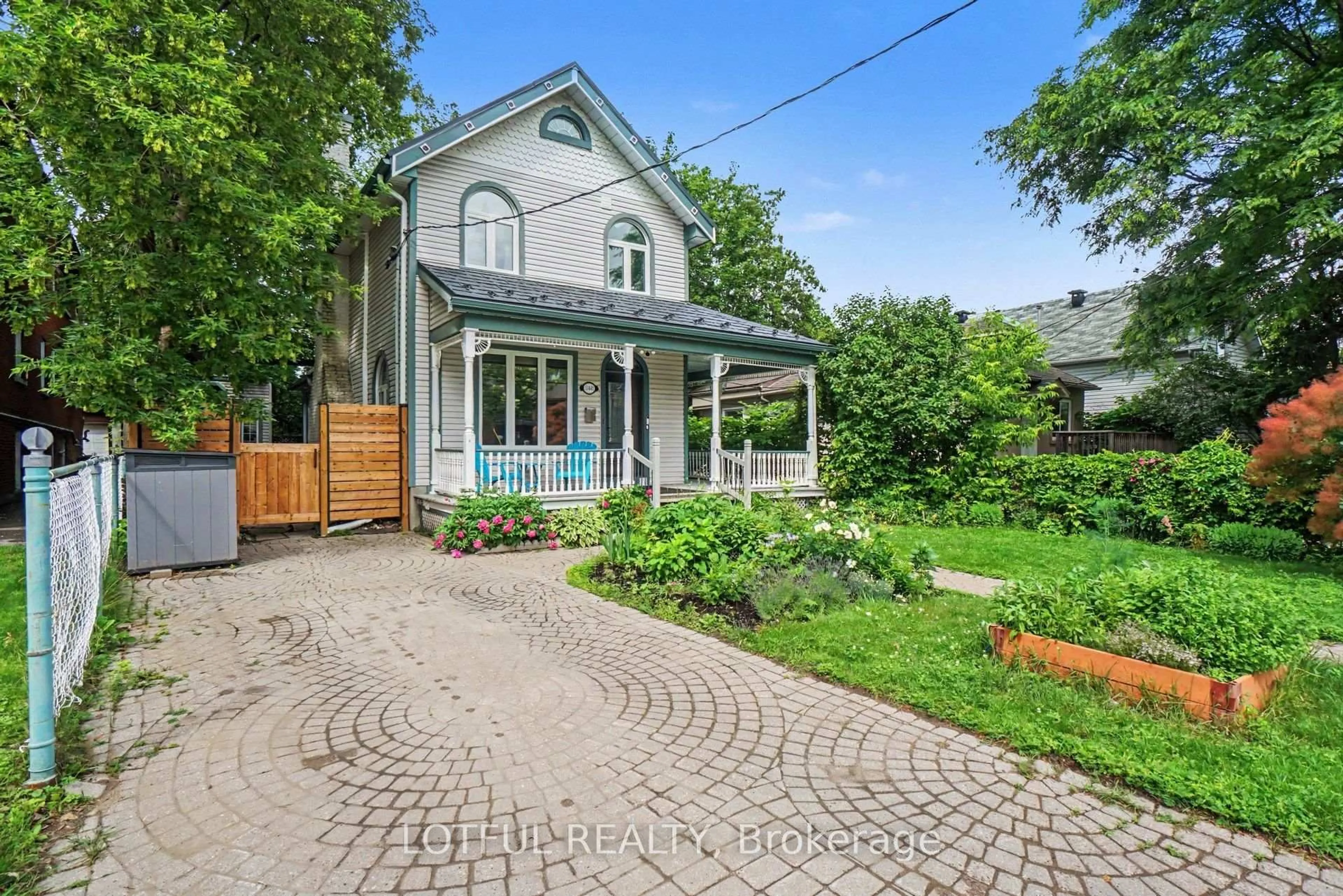 A pic from outside/outdoor area/front of a property/back of a property/a pic from drone, street for 518 Hilson Ave, Ottawa Ontario K1Z 6C8