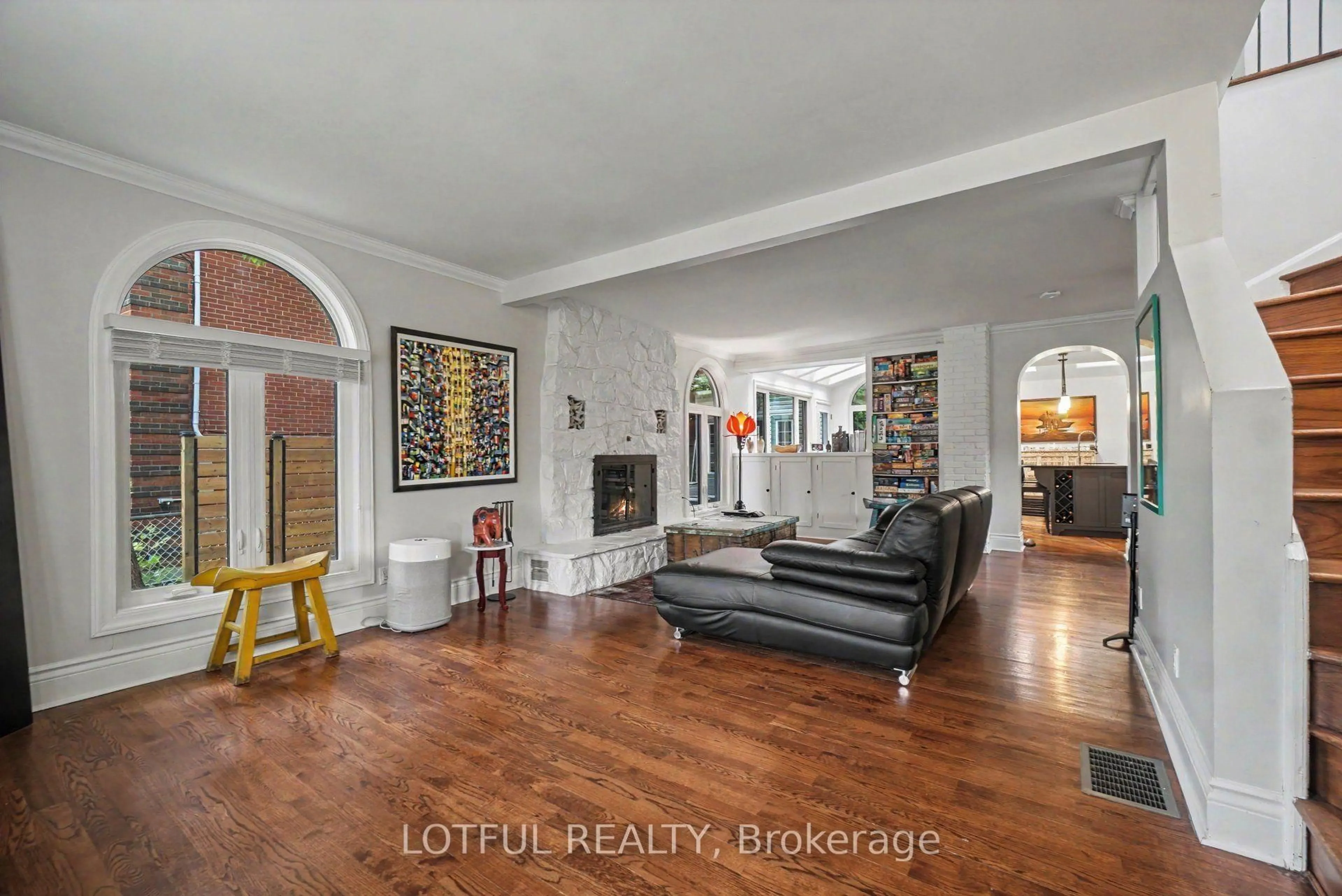 Unknown for 518 Hilson Ave, Ottawa Ontario K1Z 6C8