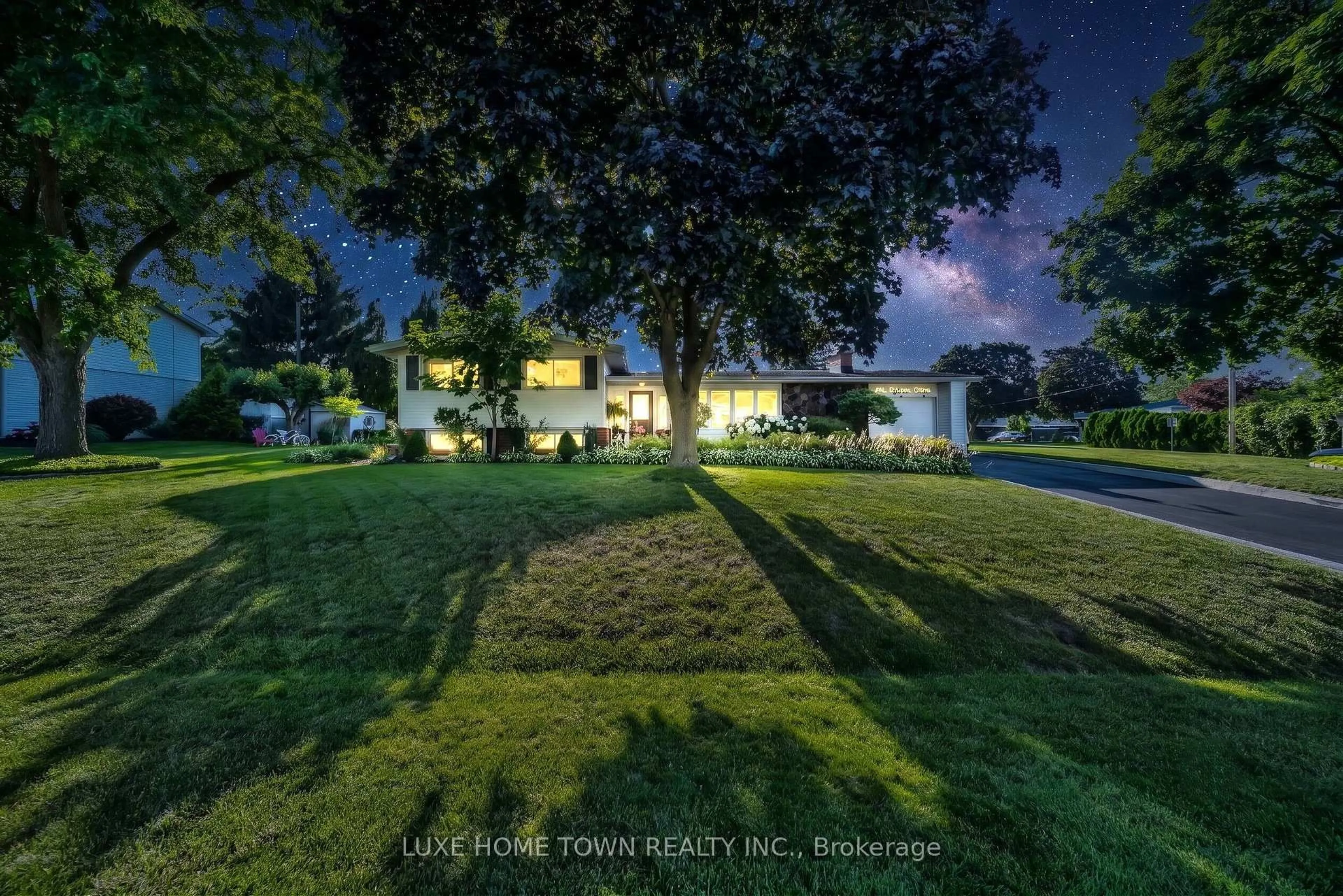 A pic from outside/outdoor area/front of a property/back of a property/a pic from drone, street for 12 Mcnab Dr, Grimsby Ontario L3M 2Y6