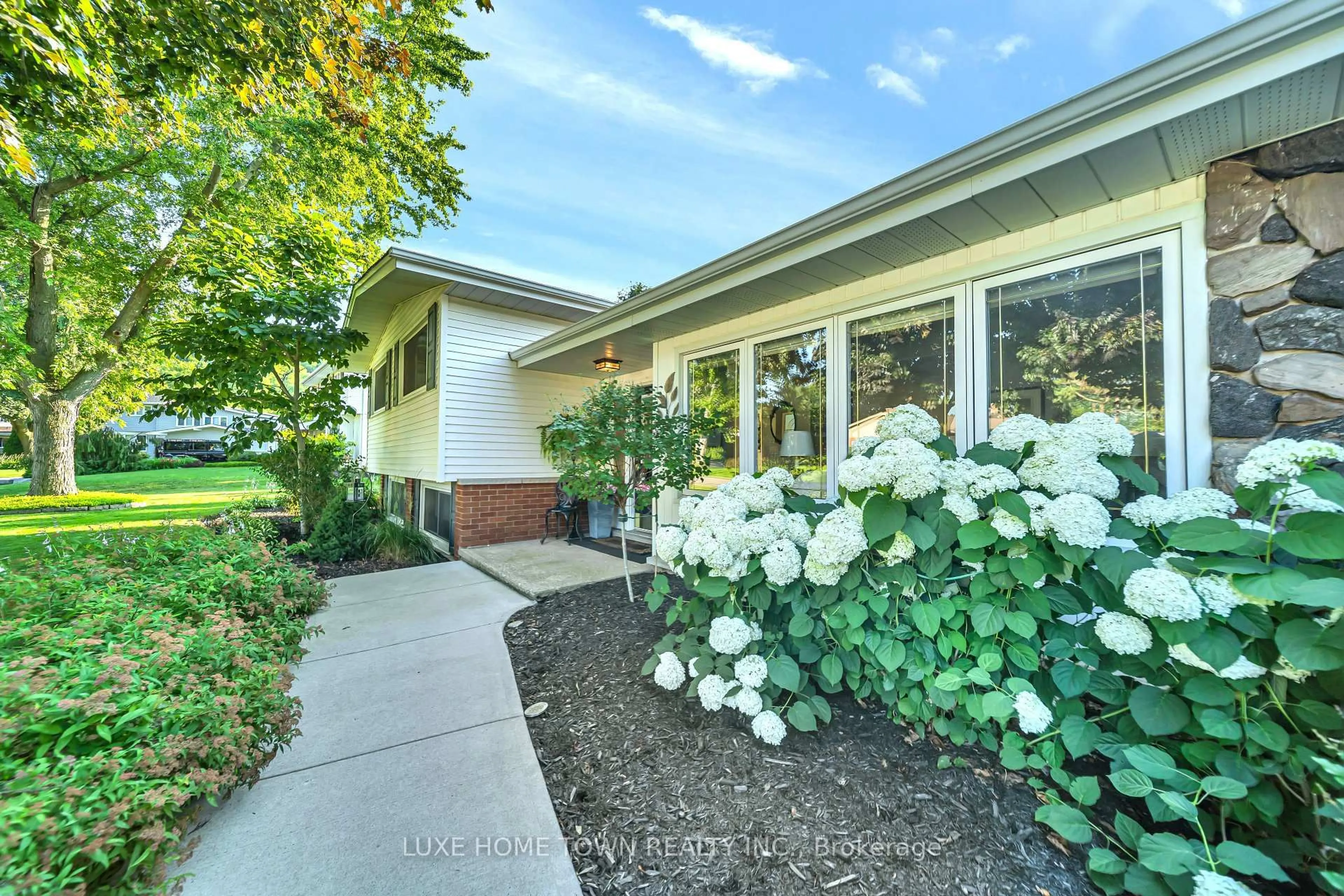Unknown for 12 Mcnab Dr, Grimsby Ontario L3M 2Y6