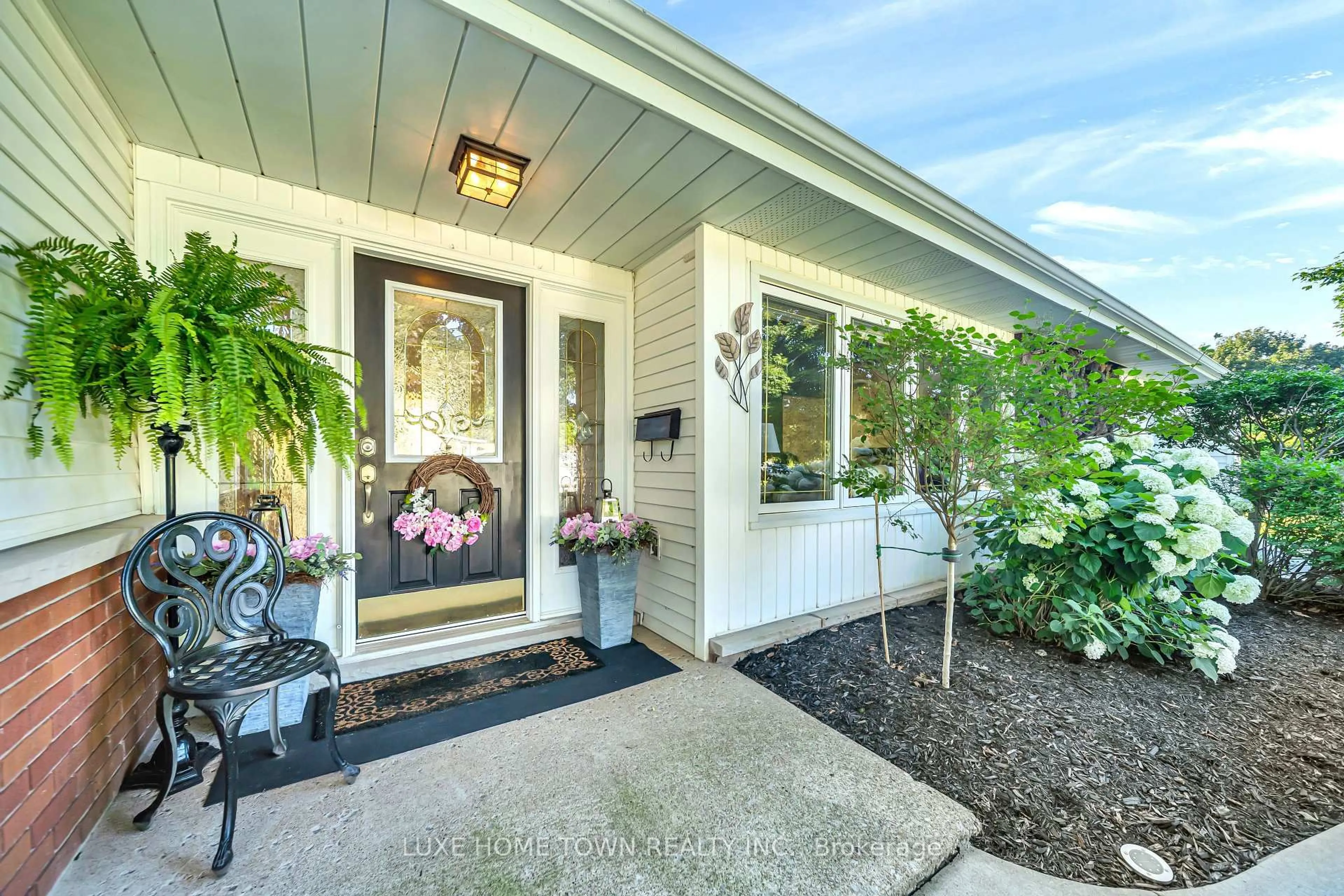 Indoor entryway for 12 Mcnab Dr, Grimsby Ontario L3M 2Y6