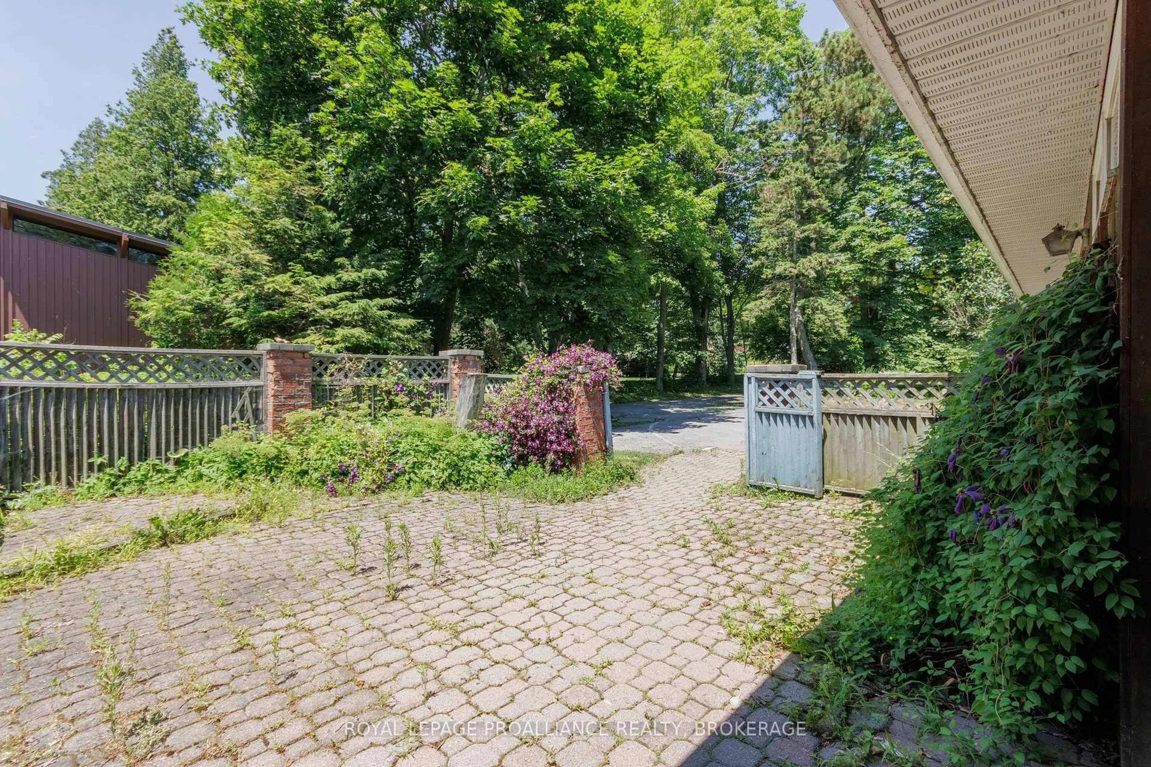 Patio, street for 19 Lakeland Point Dr, Kingston Ontario K7M 4E8