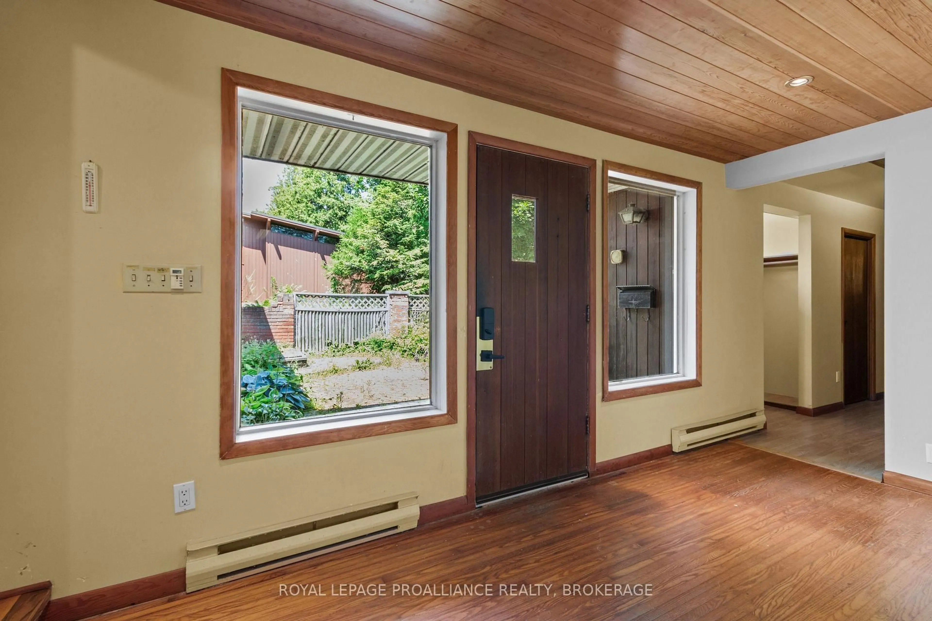 Indoor entryway for 19 Lakeland Point Dr, Kingston Ontario K7M 4E8