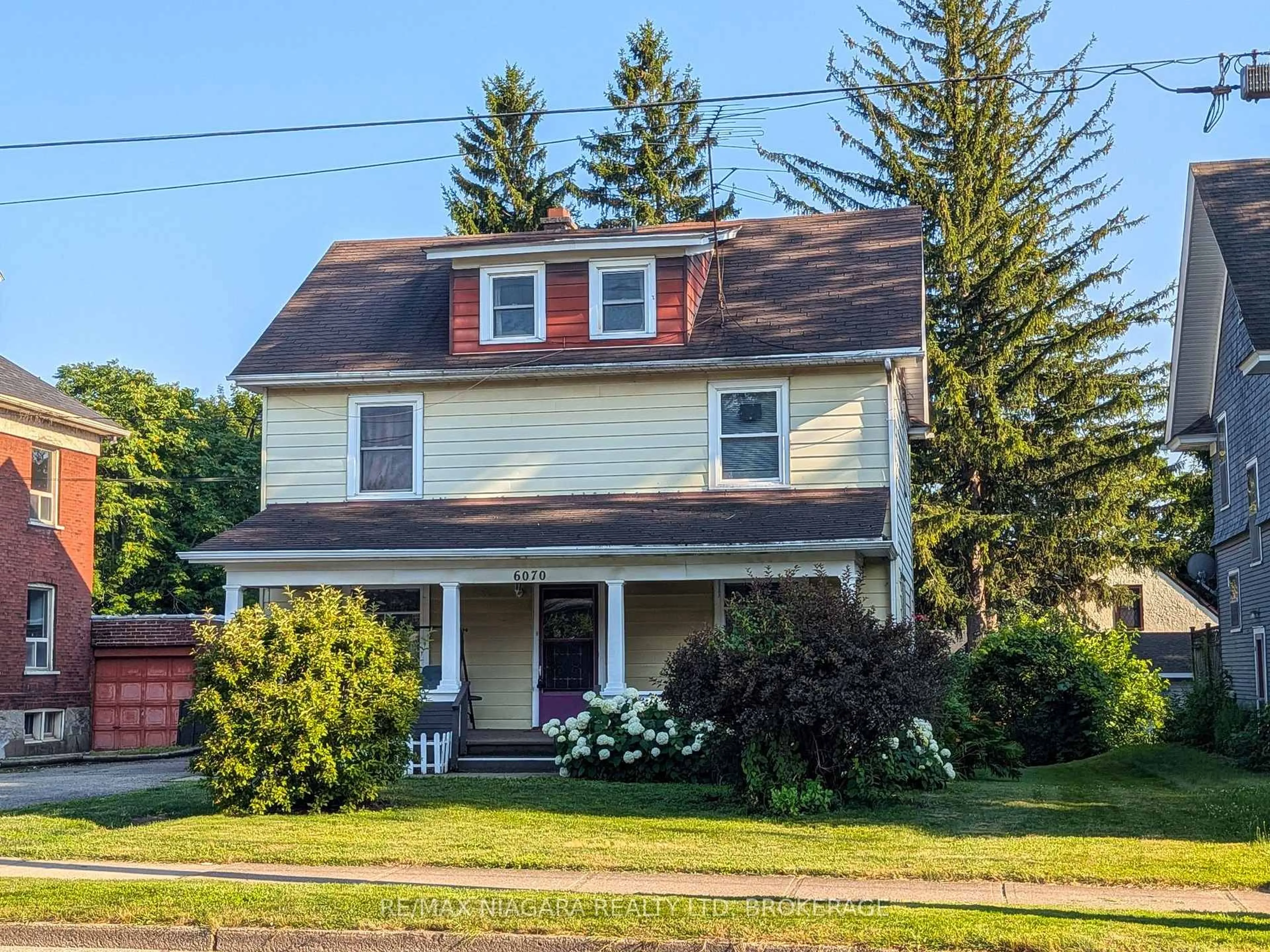 Home with vinyl exterior material, street for 6070 Culp St, Niagara Falls Ontario L2G 2B7