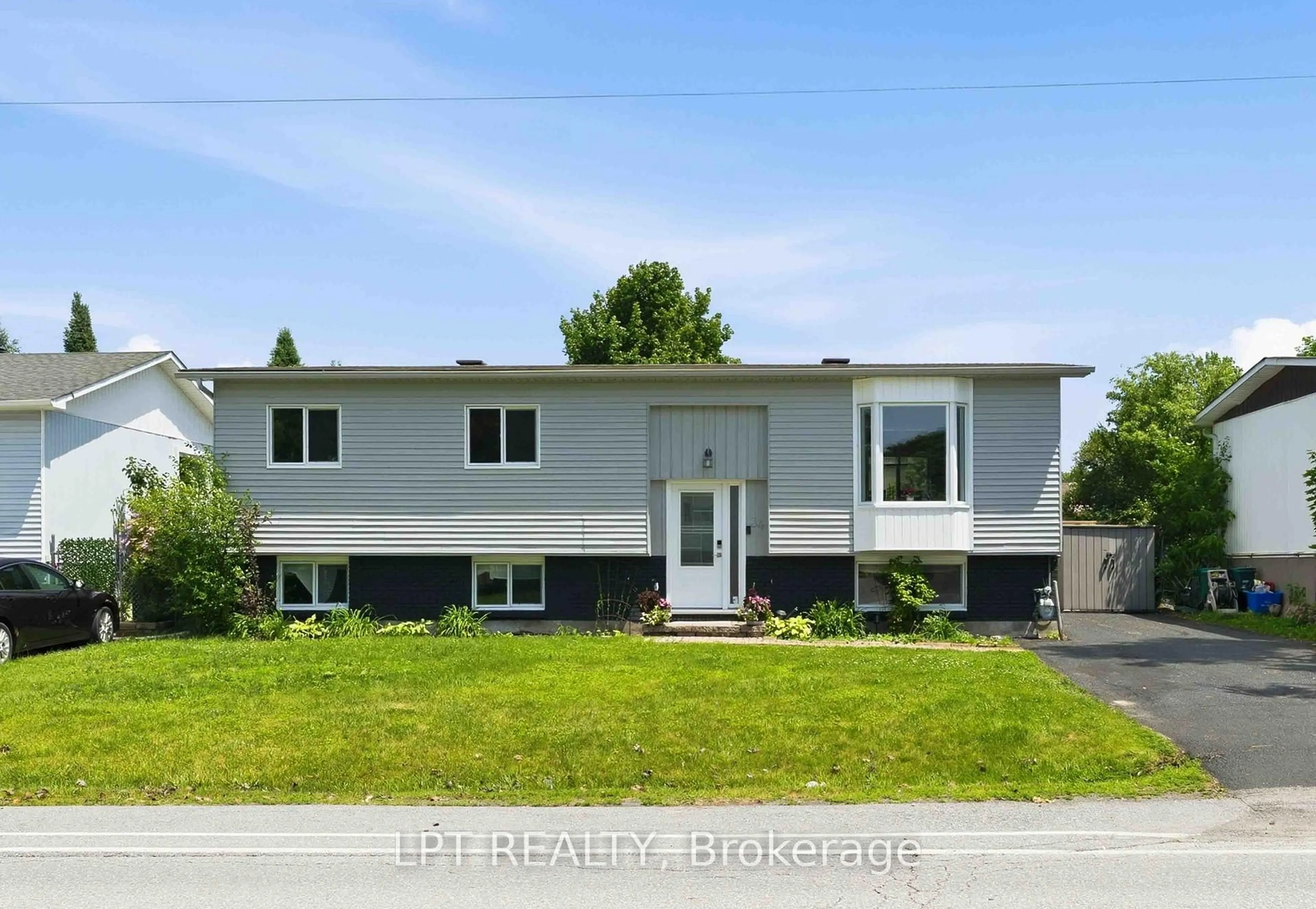 Home with vinyl exterior material, street for 34 Fringewood Dr, Stittsville Ontario K2S 1V1