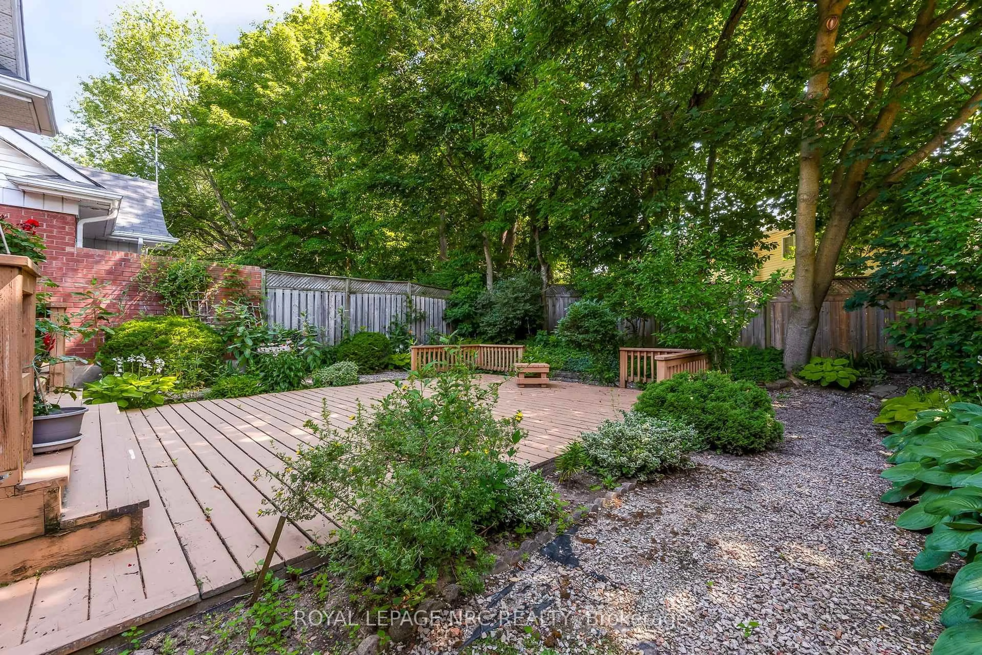 Patio, street for 25 Milburn Dr, Pelham Ontario L0S 1E4