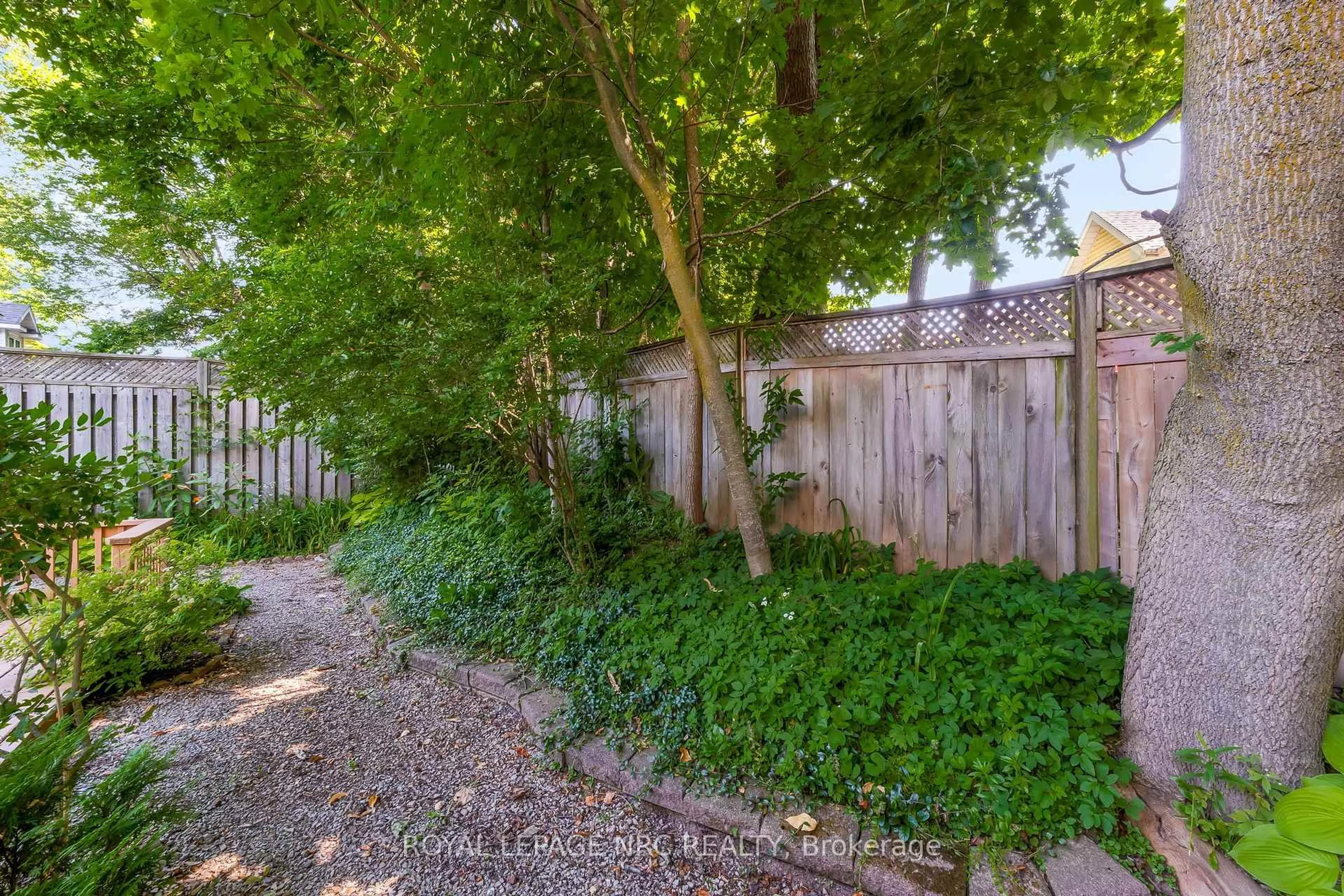 Patio, street for 25 Milburn Dr, Pelham Ontario L0S 1E4