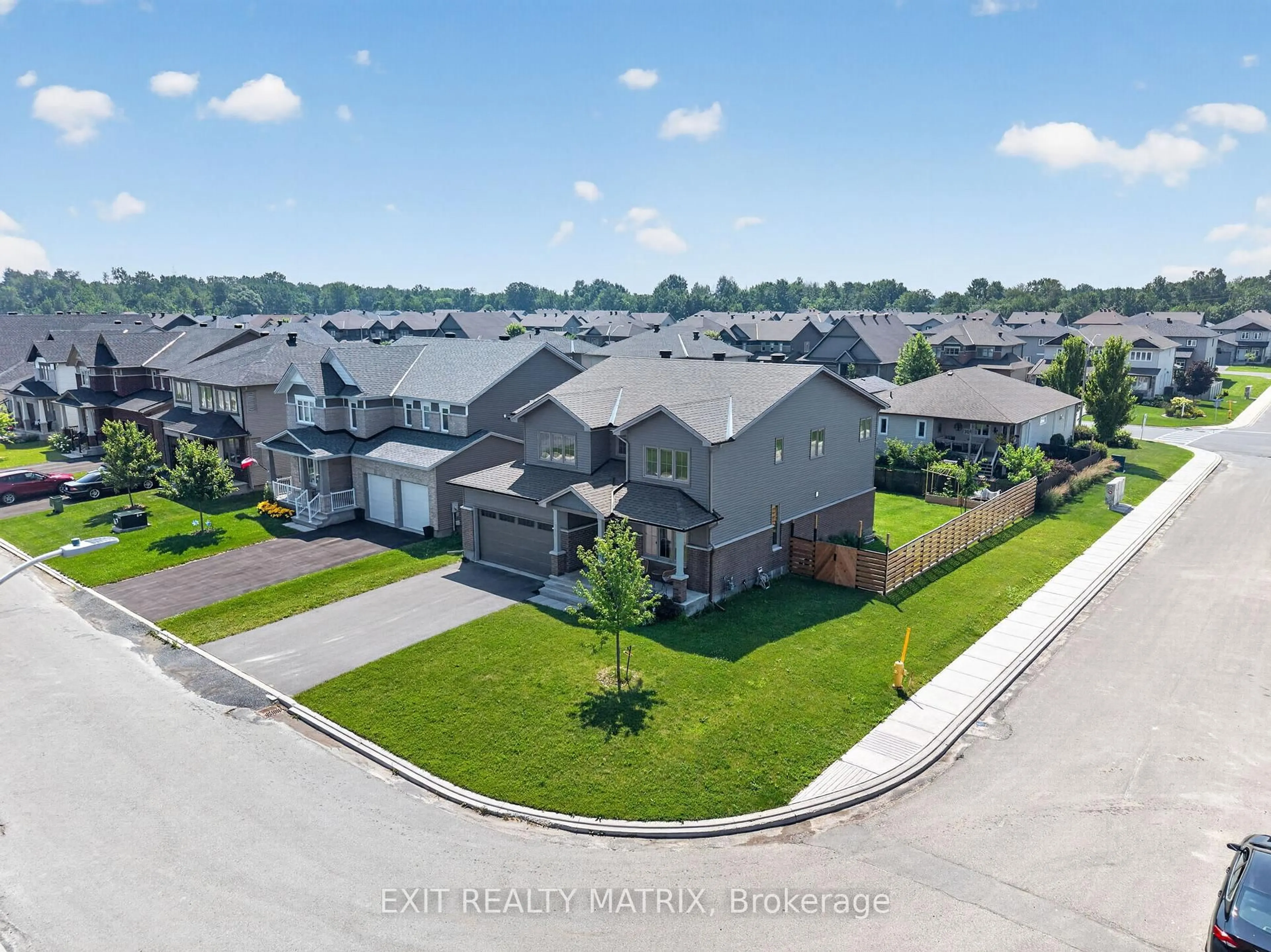 A pic from outside/outdoor area/front of a property/back of a property/a pic from drone, street for 620 Parkview Terr, Russell Ontario K4R 0C6