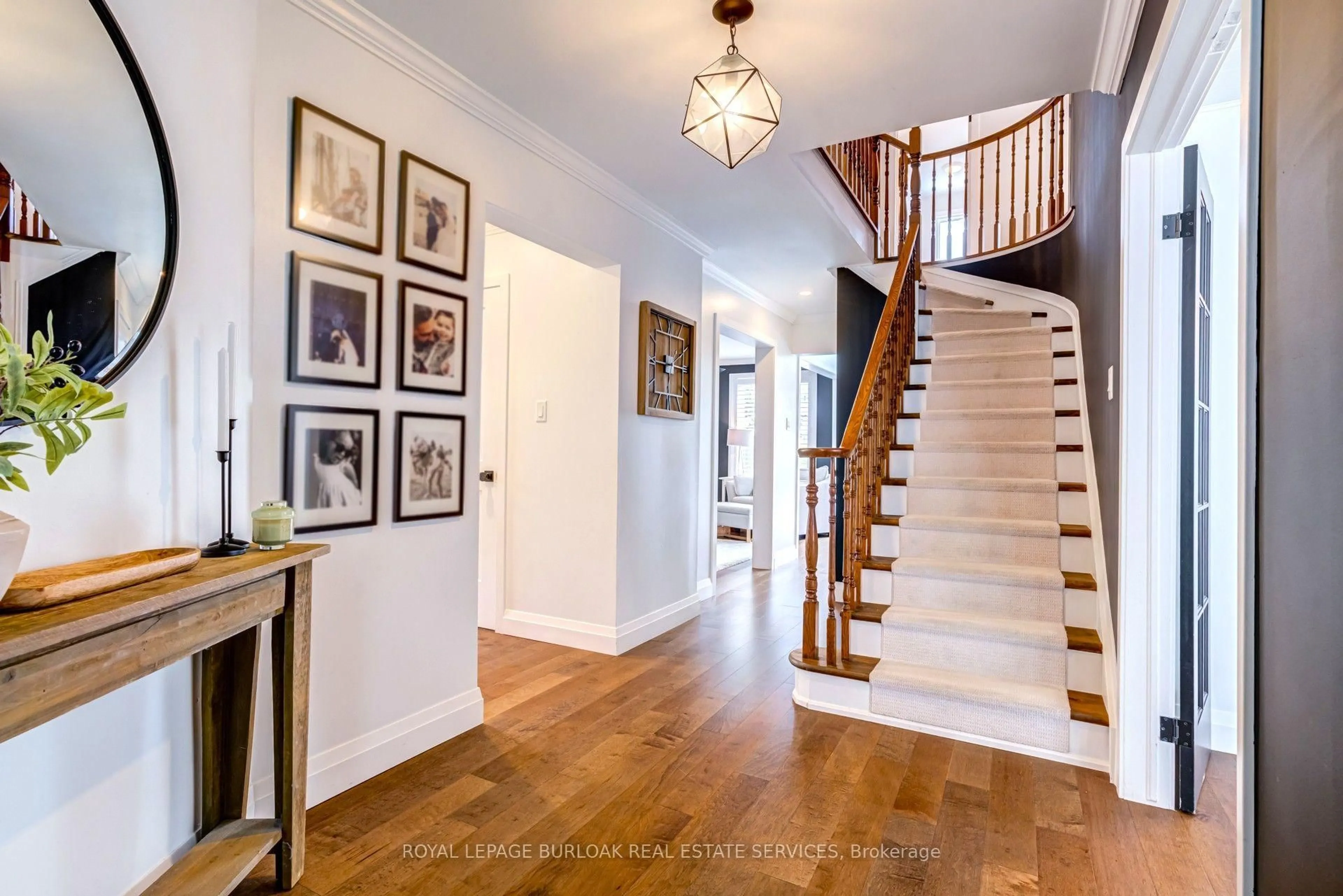 Indoor entryway for 34 Amblecote Pl, Hamilton Ontario L8W 3E9