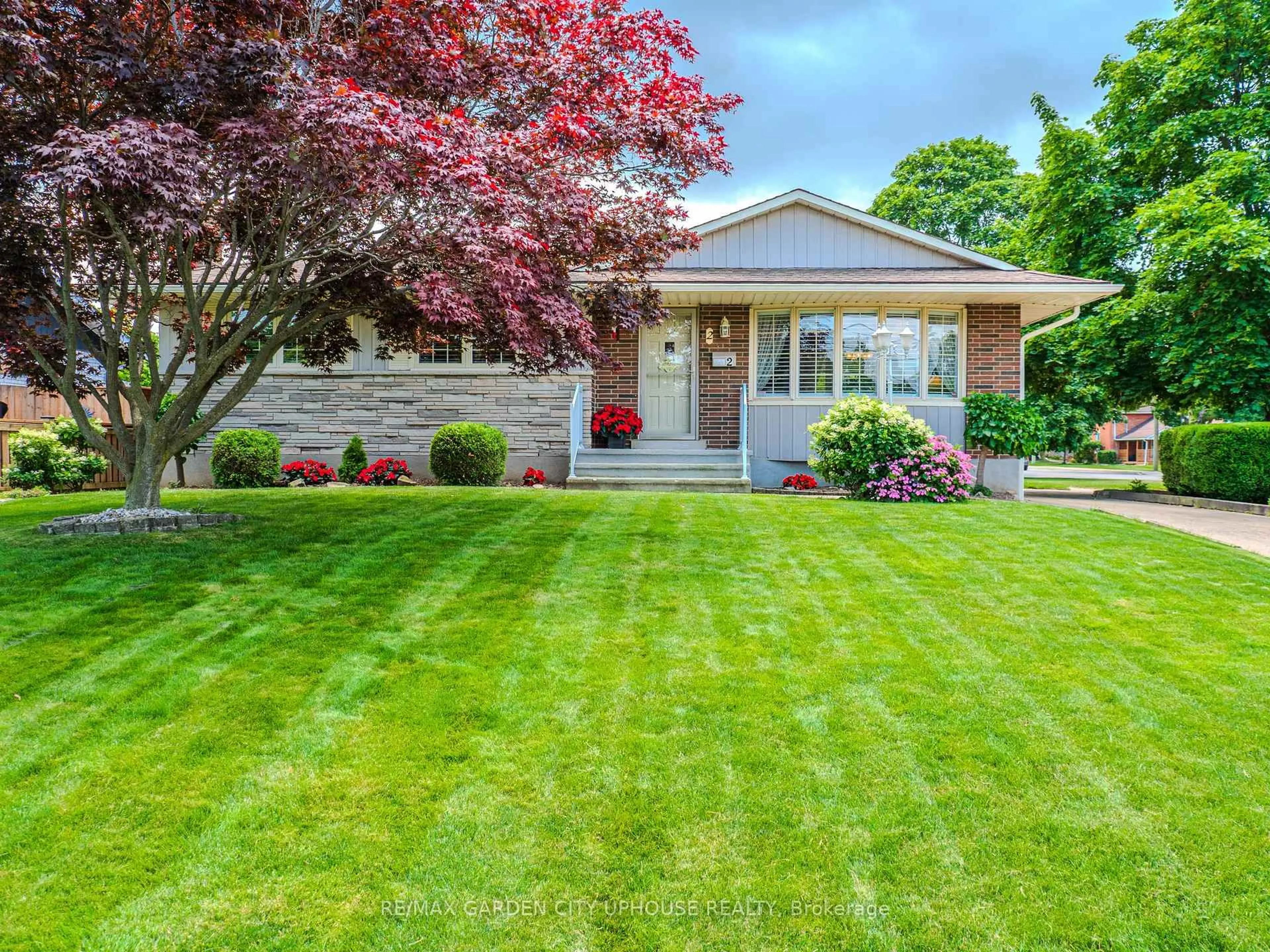 Home with vinyl exterior material, street for 2 CROYDON Dr, St. Catharines Ontario L2M 1J2