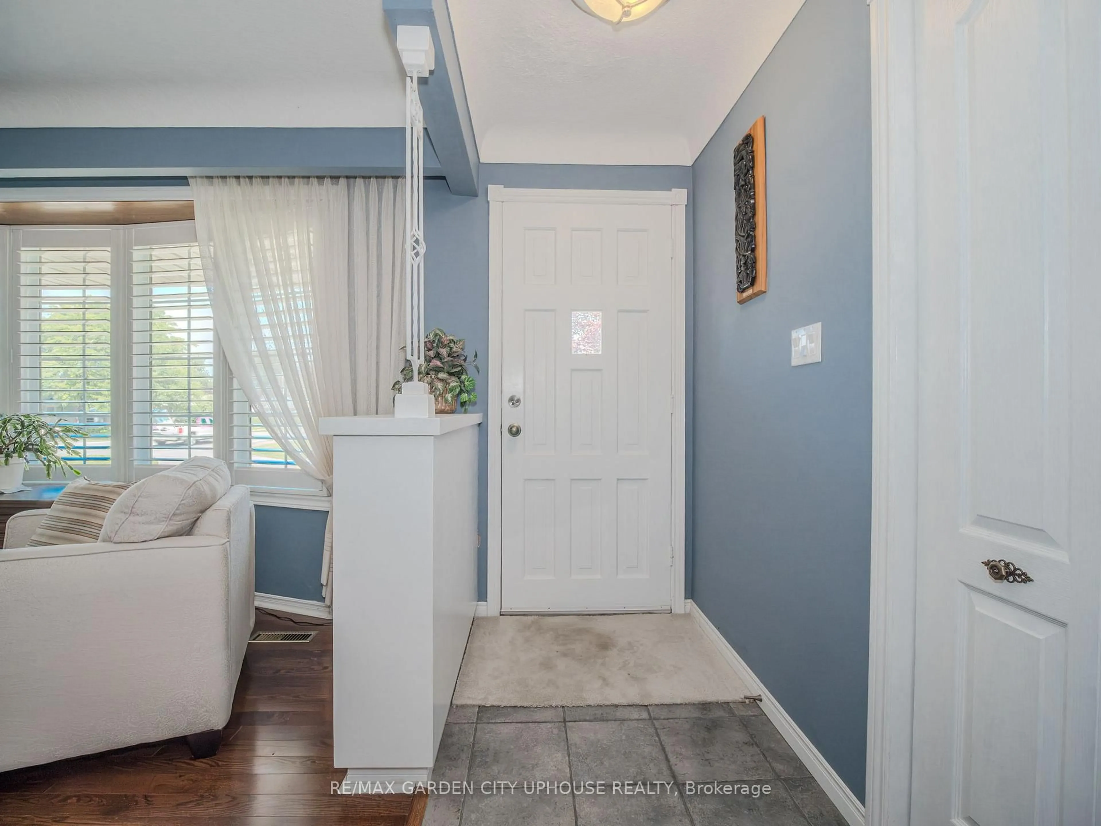 Indoor entryway for 2 CROYDON Dr, St. Catharines Ontario L2M 1J2