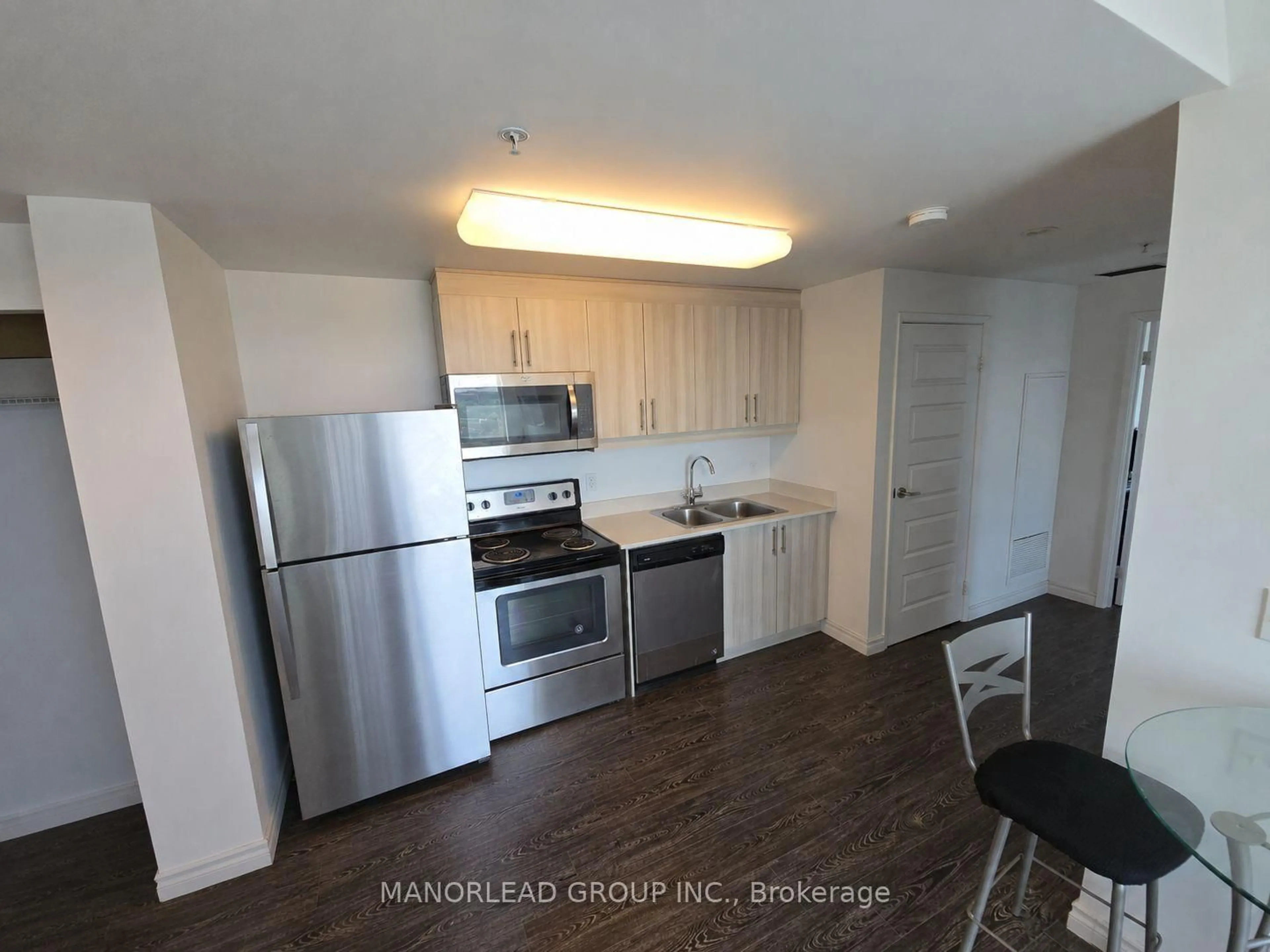 Standard kitchen, unknown for 158 King St #81801, Waterloo Ontario N2J 2Y2