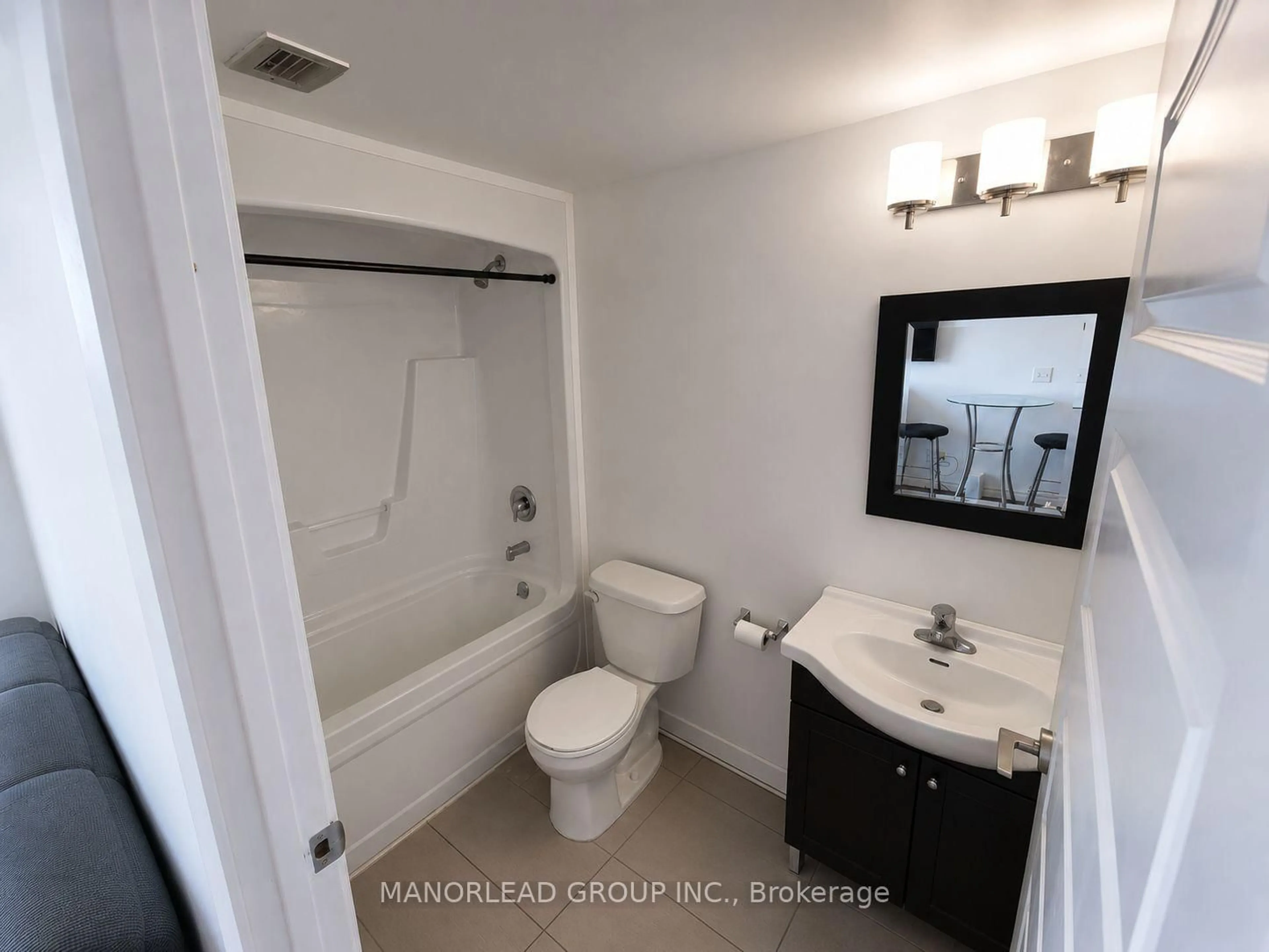 Standard bathroom, unknown for 158 King St #81801, Waterloo Ontario N2J 2Y2