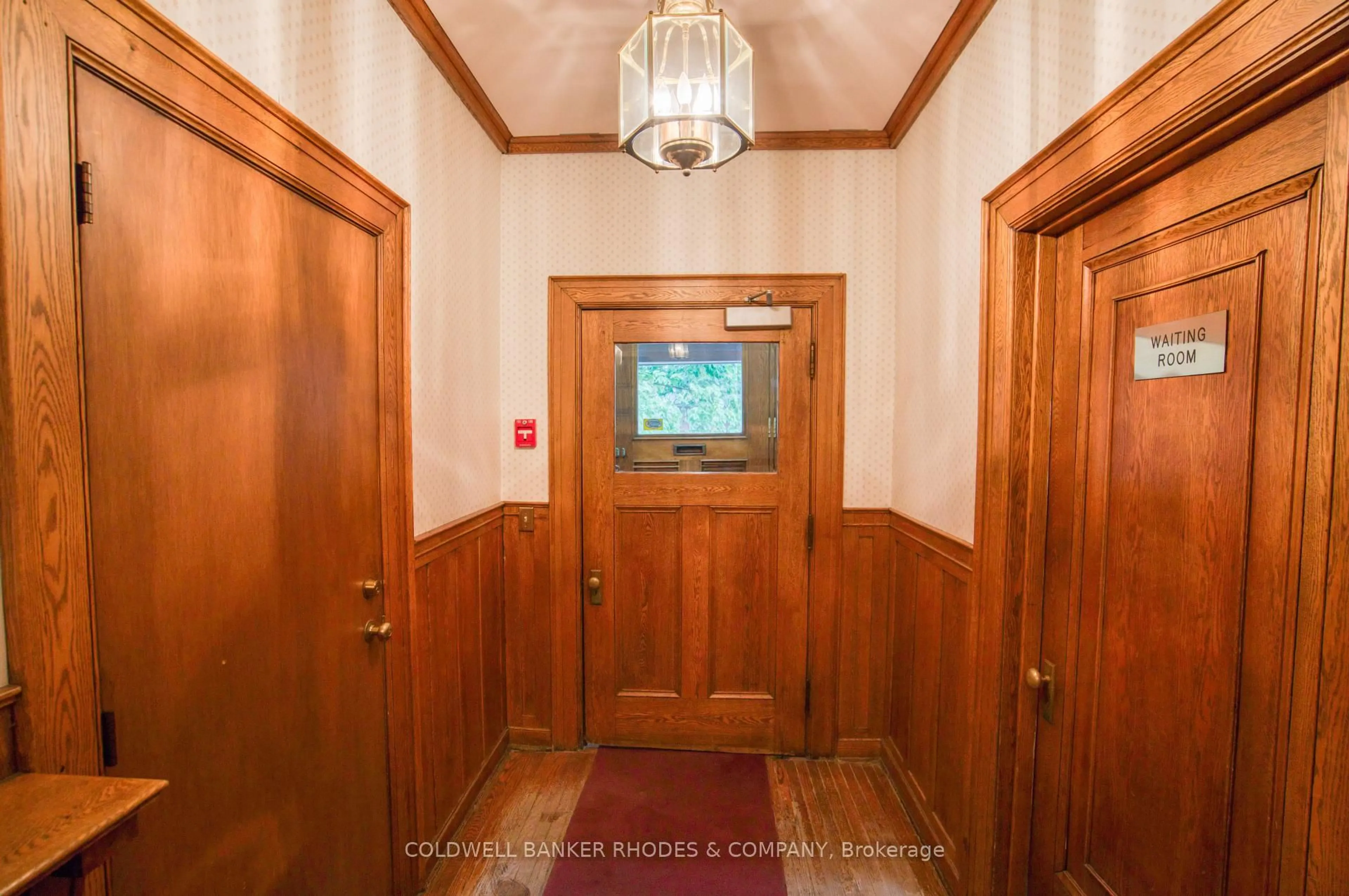 Indoor foyer for 363 Waverley St, Ottawa Ontario K2P 0W4