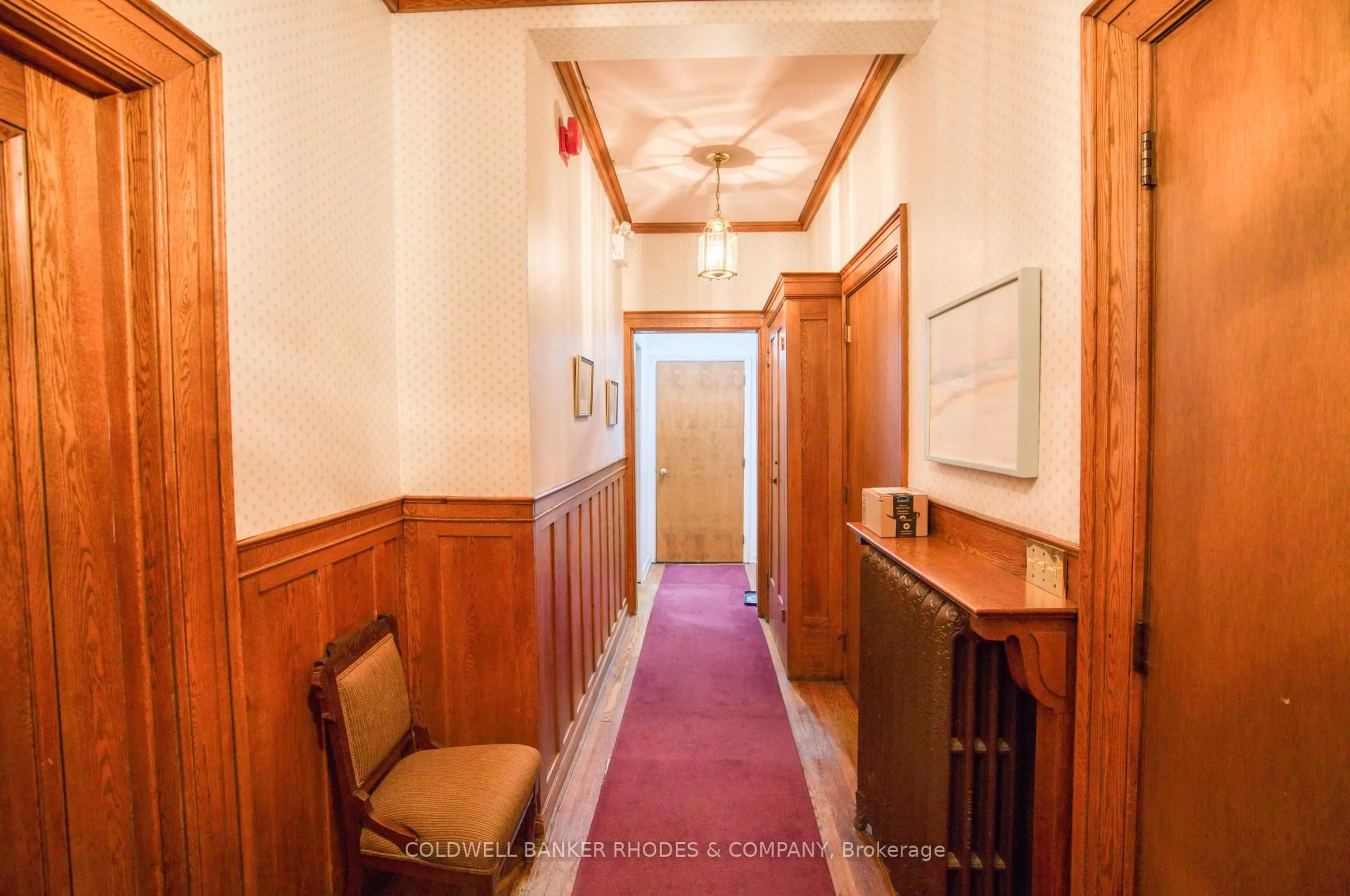 Indoor foyer for 363 Waverley St, Ottawa Ontario K2P 0W4