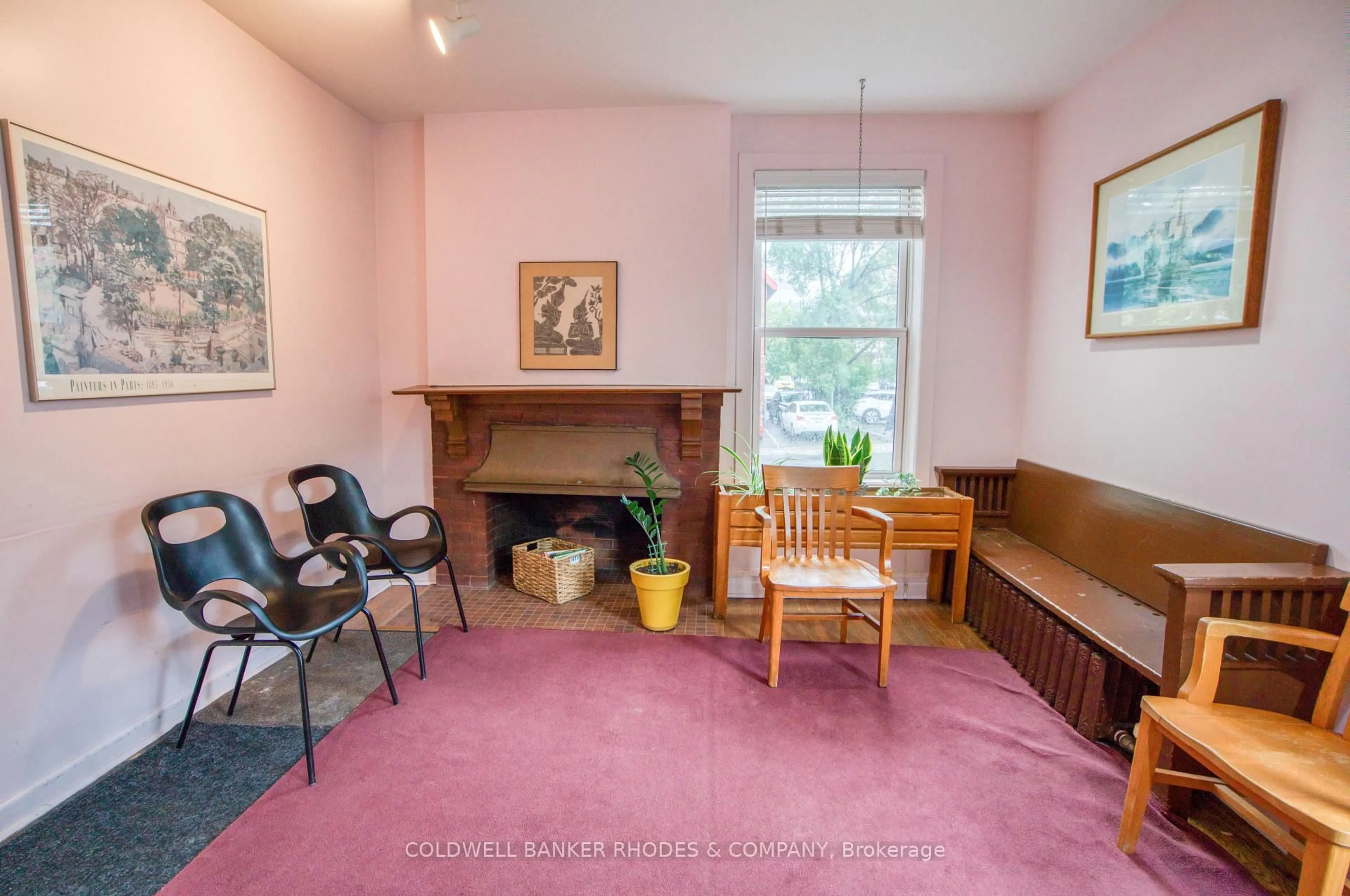 A pic of a room for 363 Waverley St, Ottawa Ontario K2P 0W4