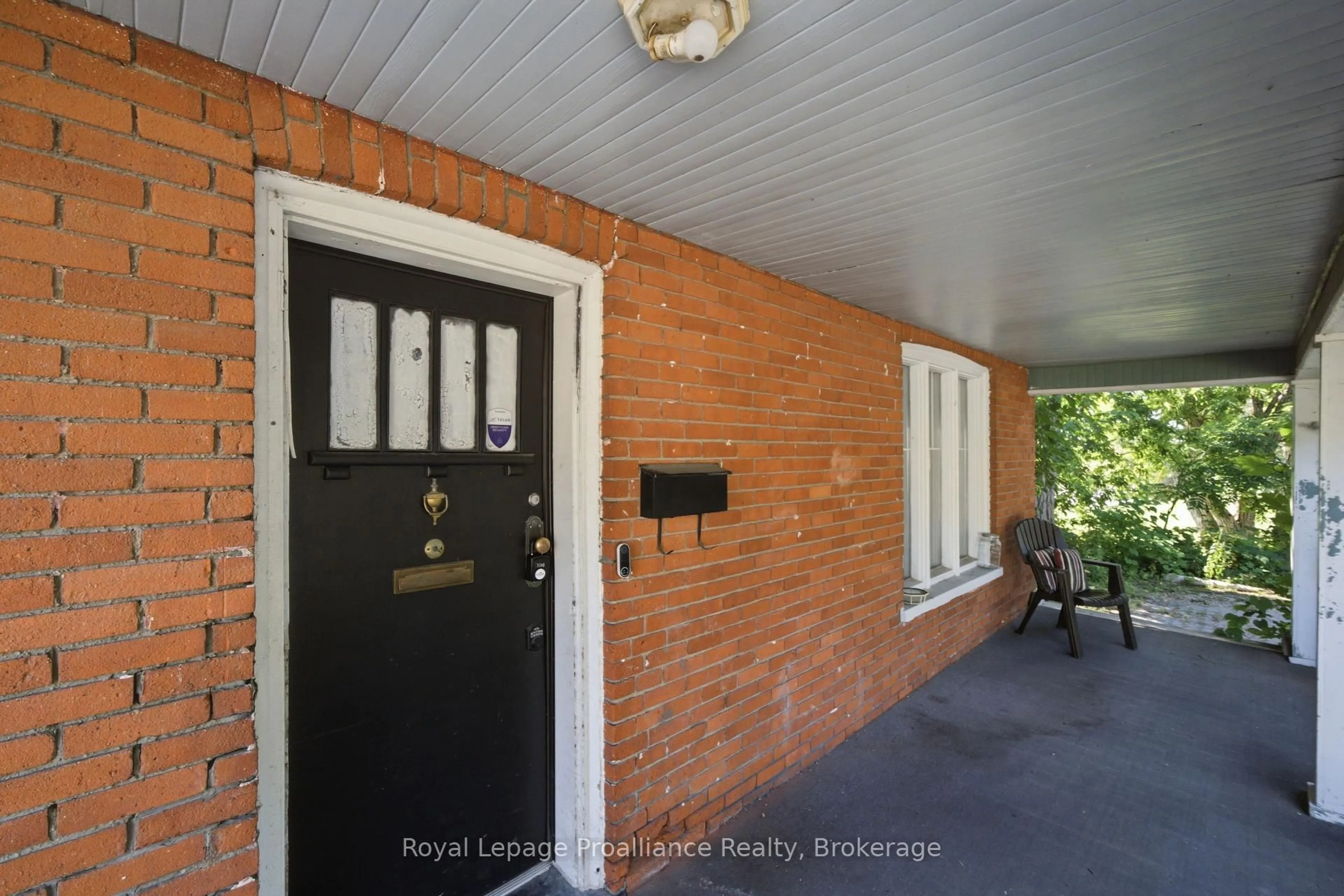 Indoor entryway for 1 Highland Ave, Belleville Ontario K8P 3P8