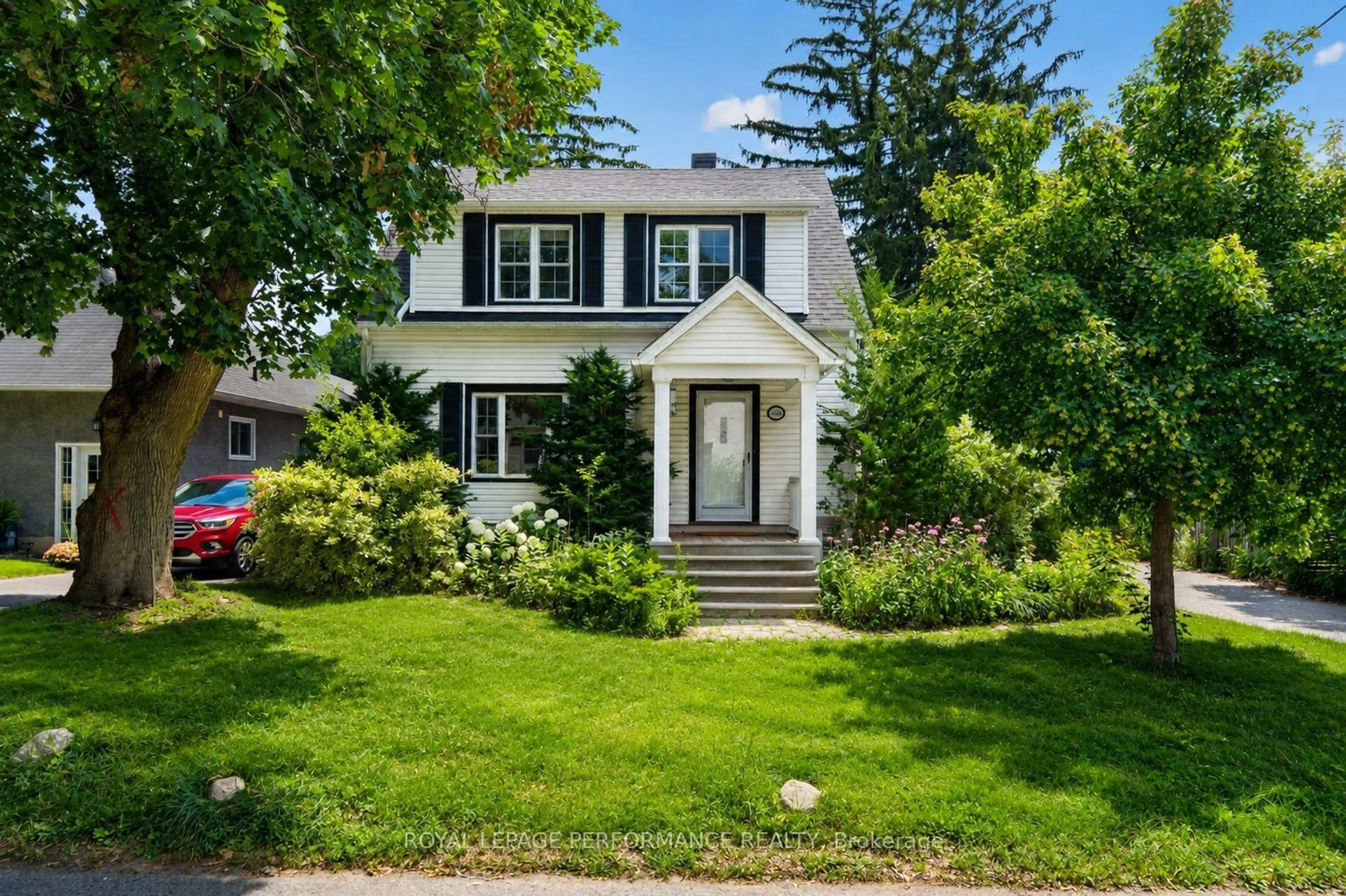 Home with vinyl exterior material, street for 318 Duncairn Ave, Ottawa Ontario K1Z 7G9