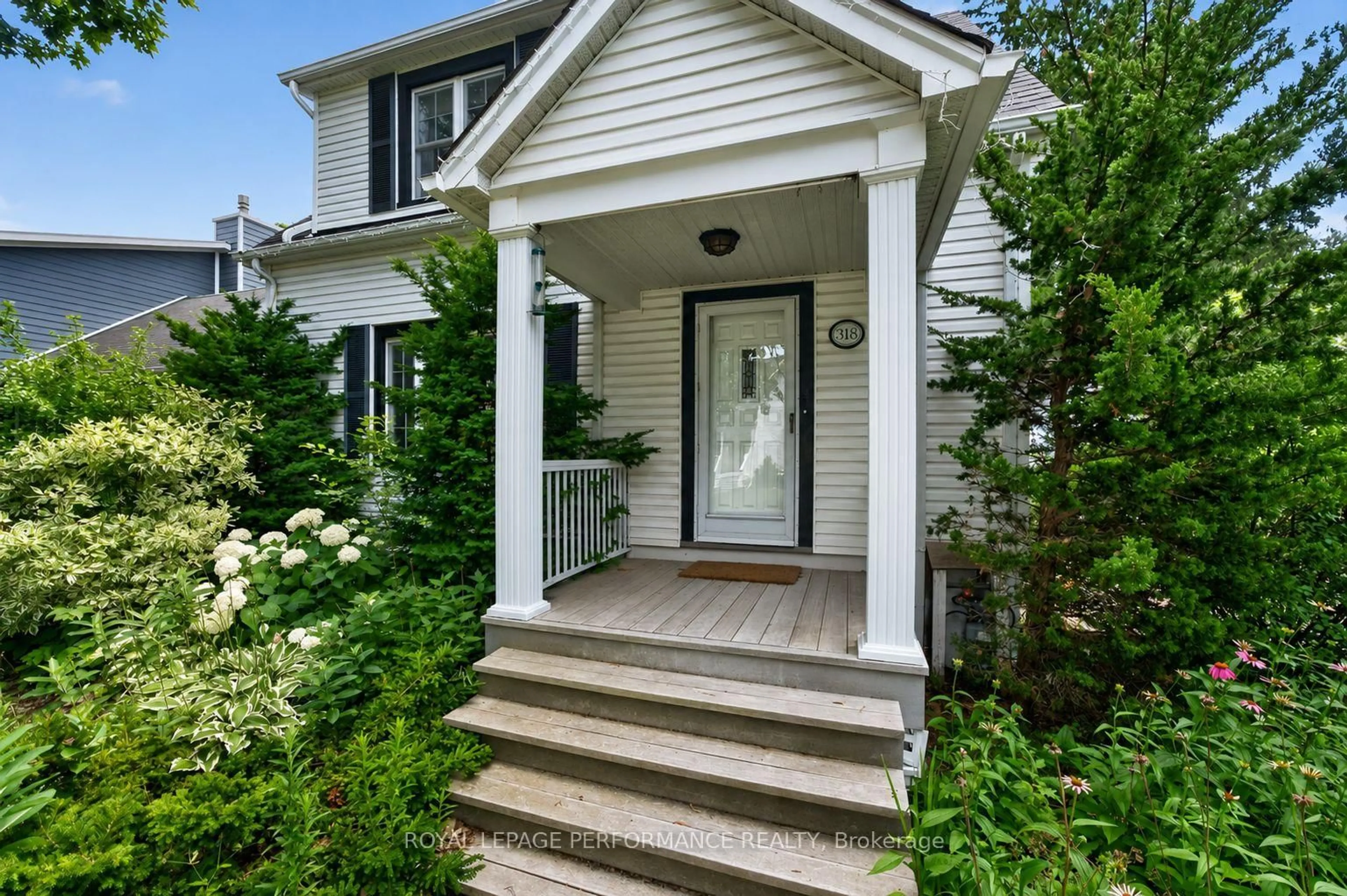 Home with vinyl exterior material, street for 318 Duncairn Ave, Ottawa Ontario K1Z 7G9
