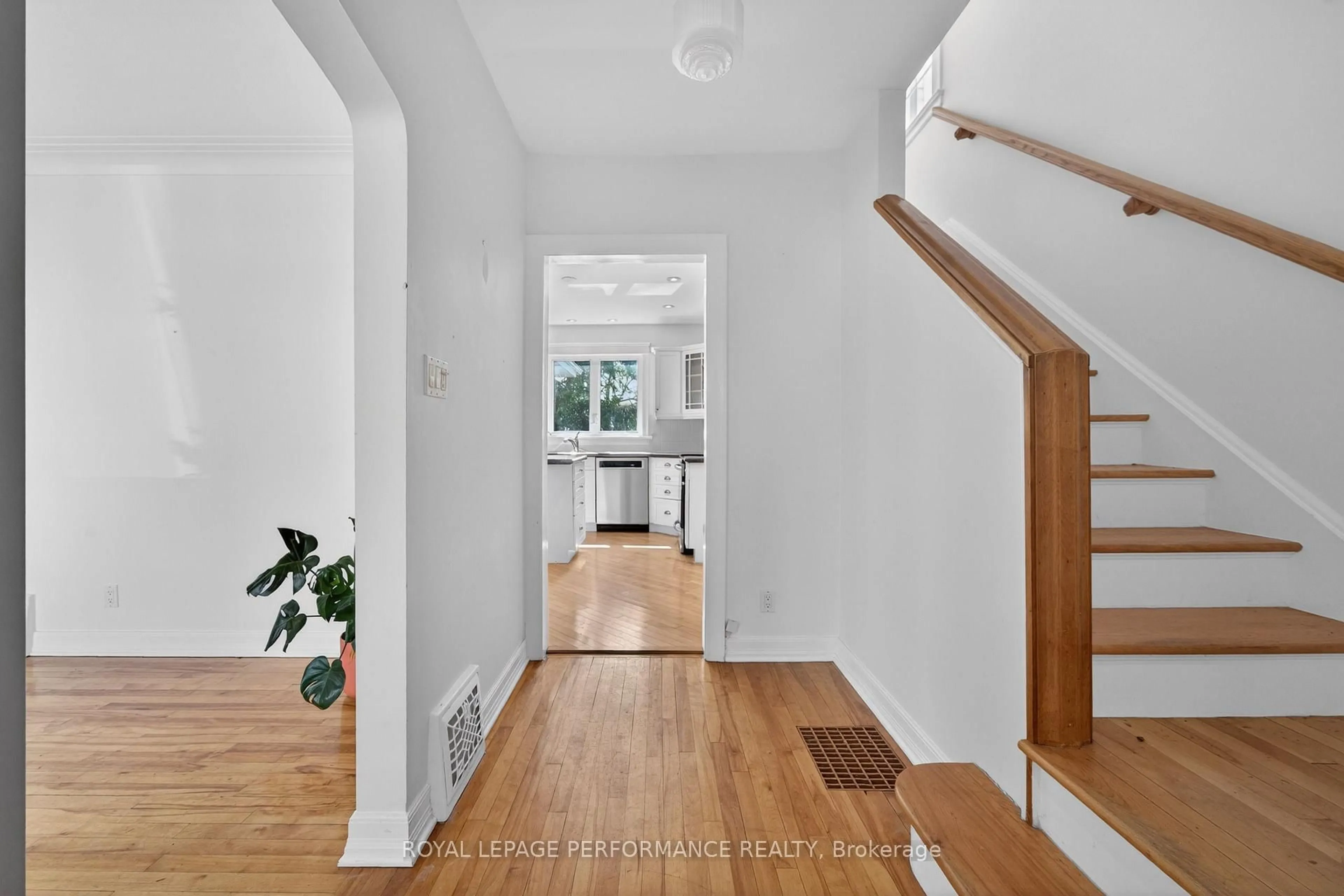 Indoor entryway for 318 Duncairn Ave, Ottawa Ontario K1Z 7G9
