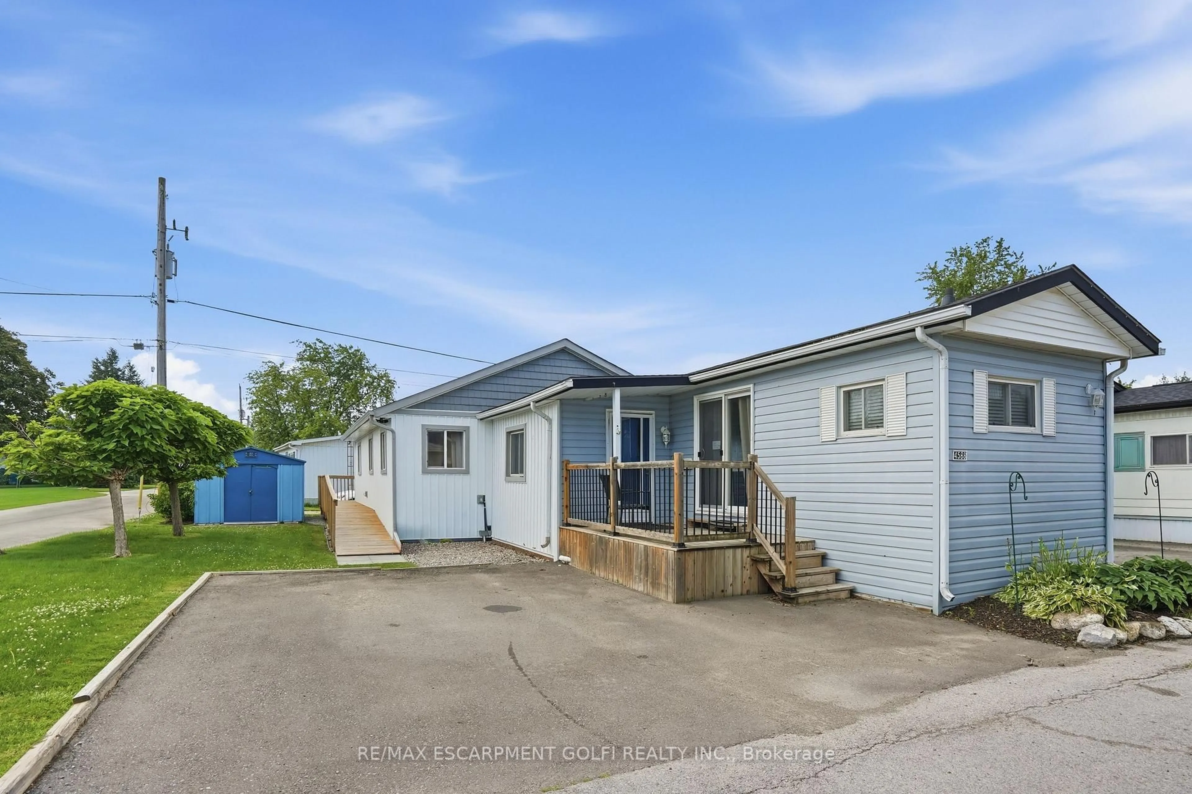 A pic from outside/outdoor area/front of a property/back of a property/a pic from drone, street for 4588 Martha Lane, Lincoln Ontario L0R 1B1