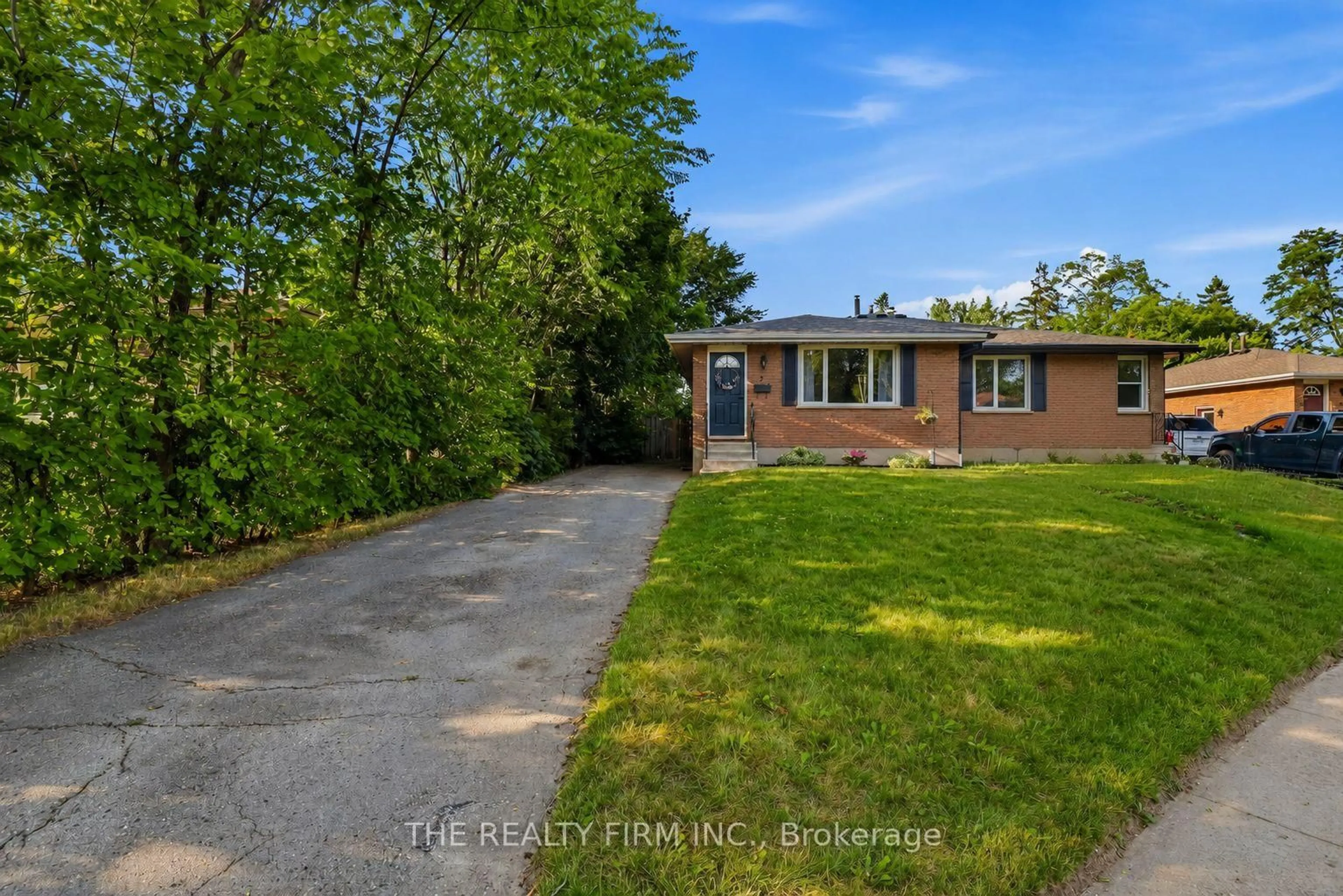 A pic from outside/outdoor area/front of a property/back of a property/a pic from drone, street for 2 Noel Ave, London East Ontario N5V 1A9