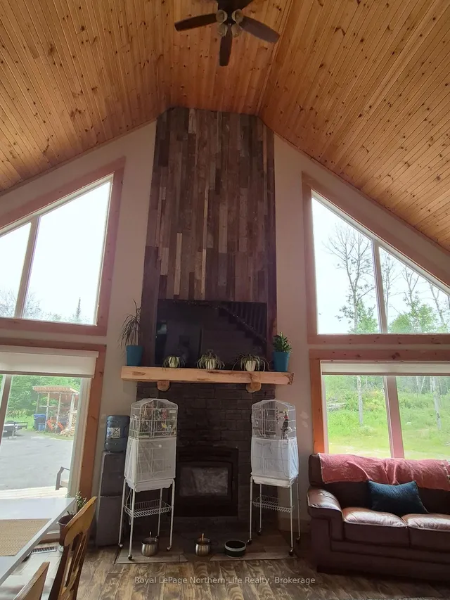 1856 Papineau Rd, Papineau-Cameron 5
