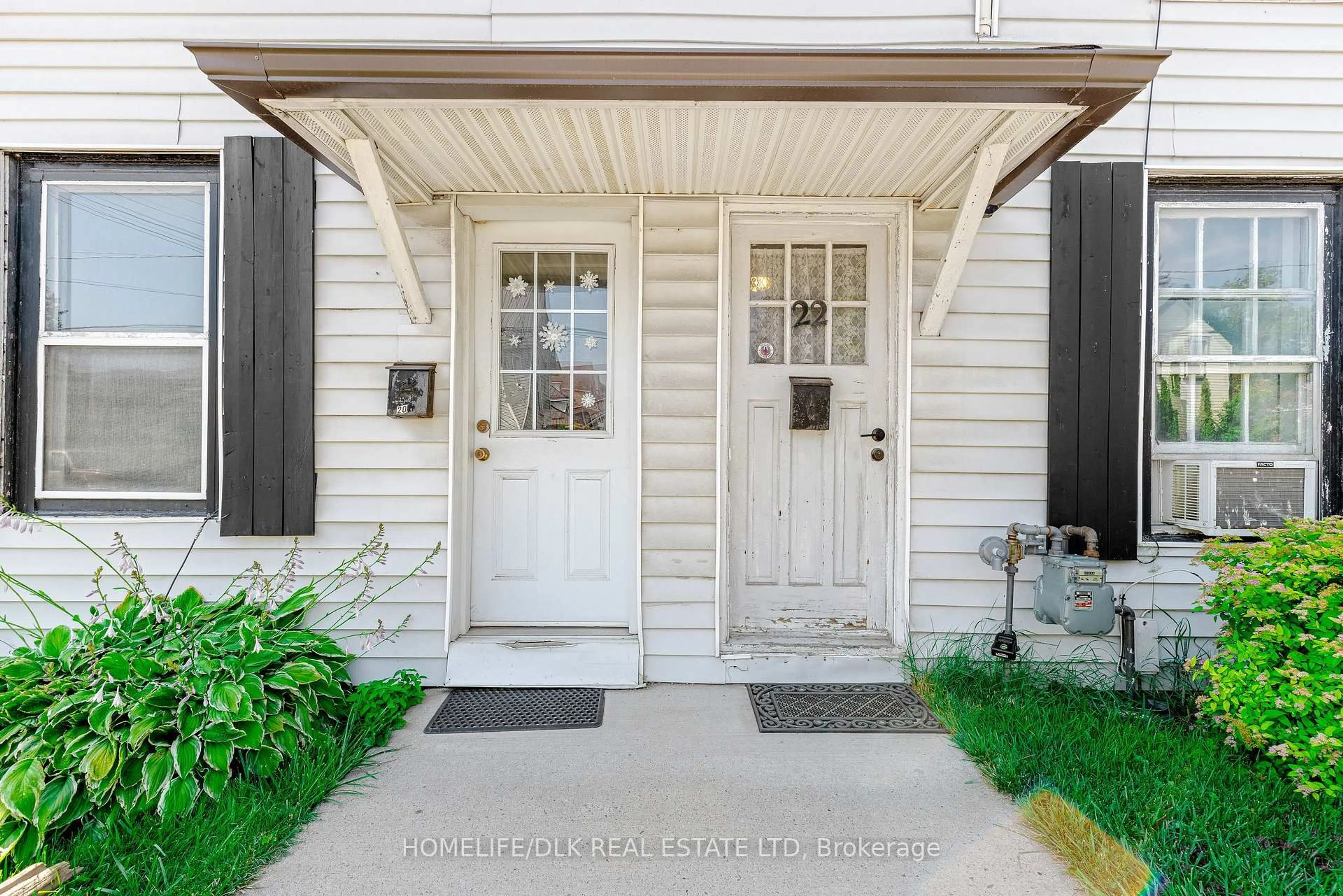 Indoor entryway for 20/22 Pearl St, Brockville Ontario K6V 1P3