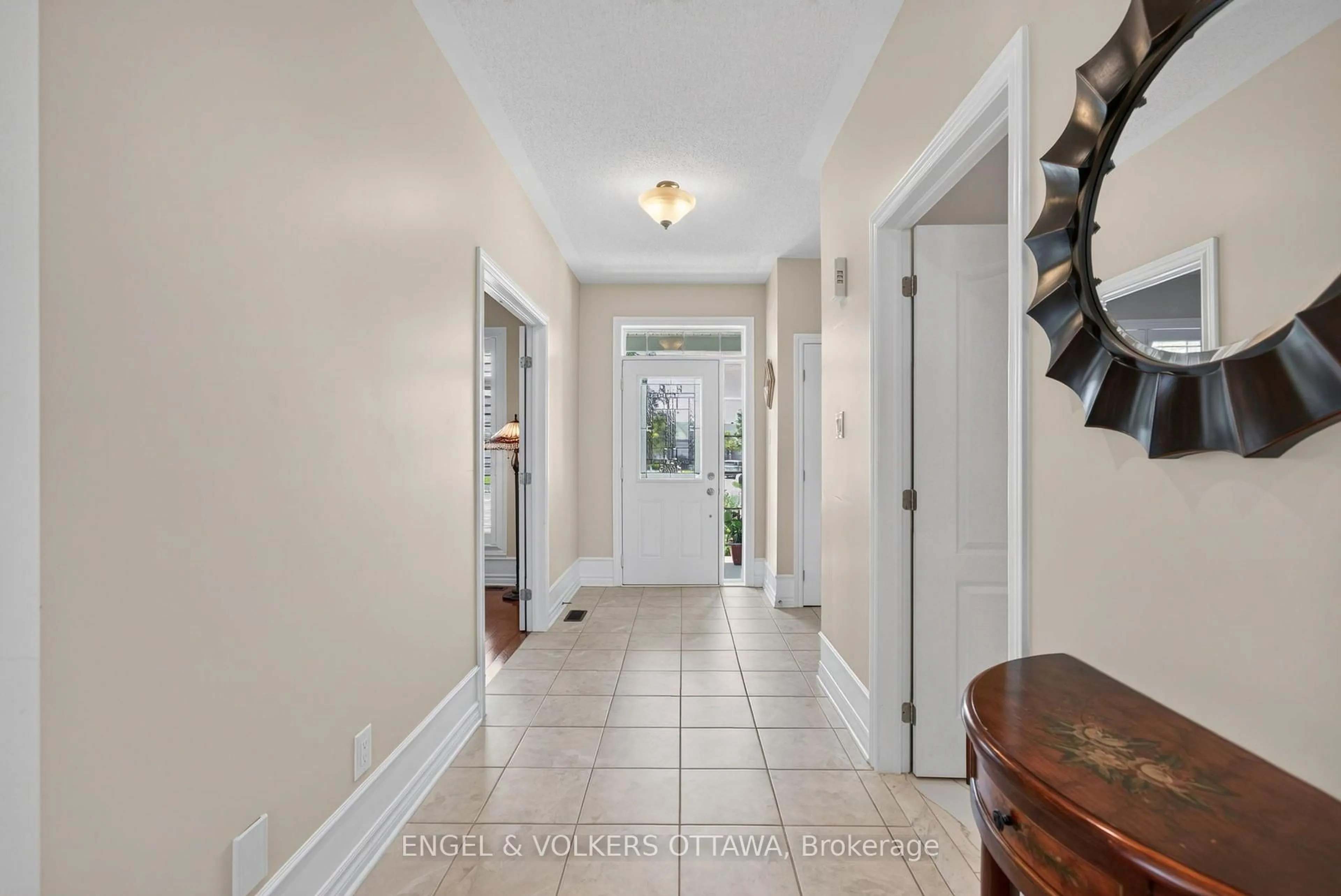 Indoor entryway for 106 Equinelle Dr, North Grenville Ontario K0G 1J0