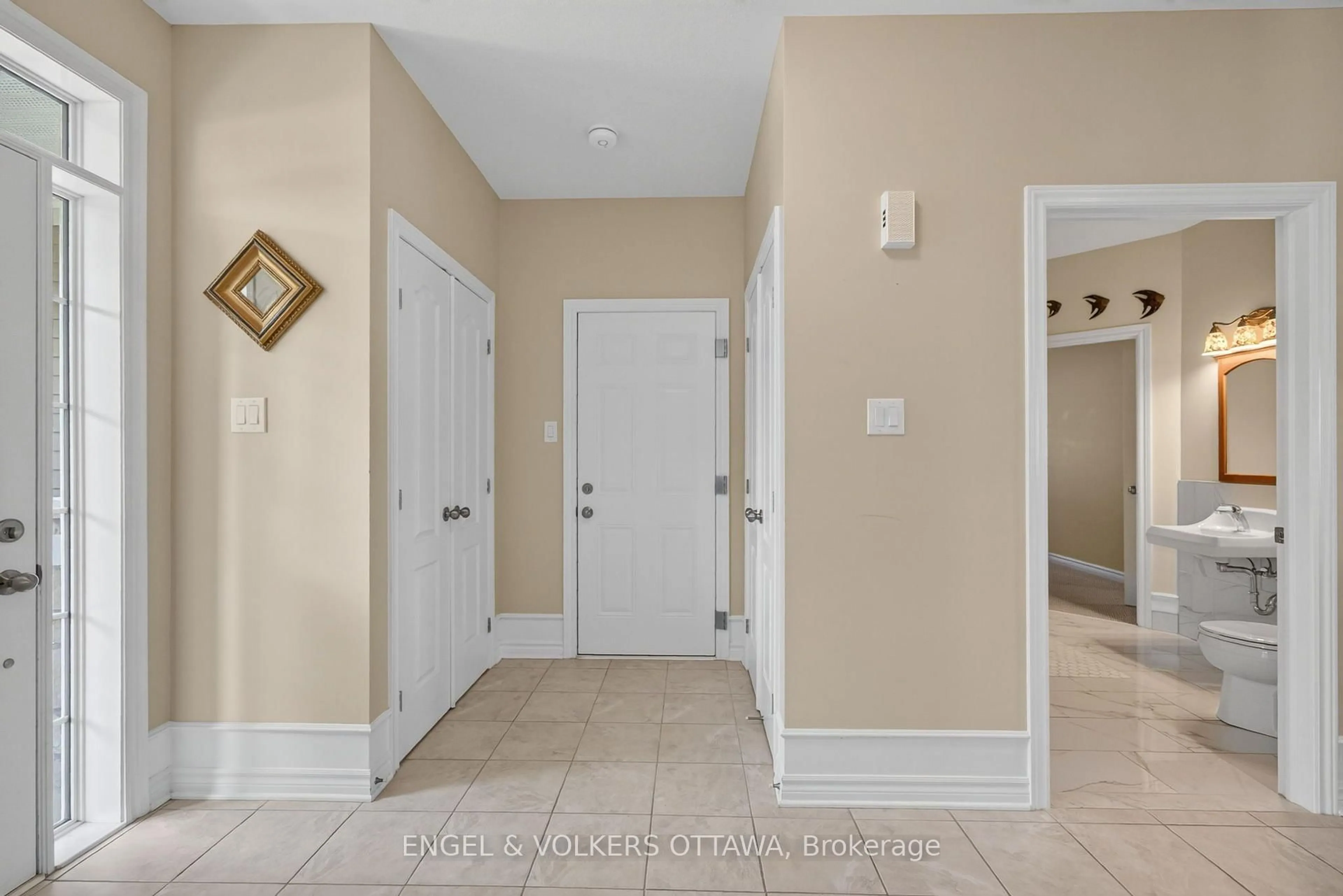 Indoor entryway for 106 Equinelle Dr, North Grenville Ontario K0G 1J0