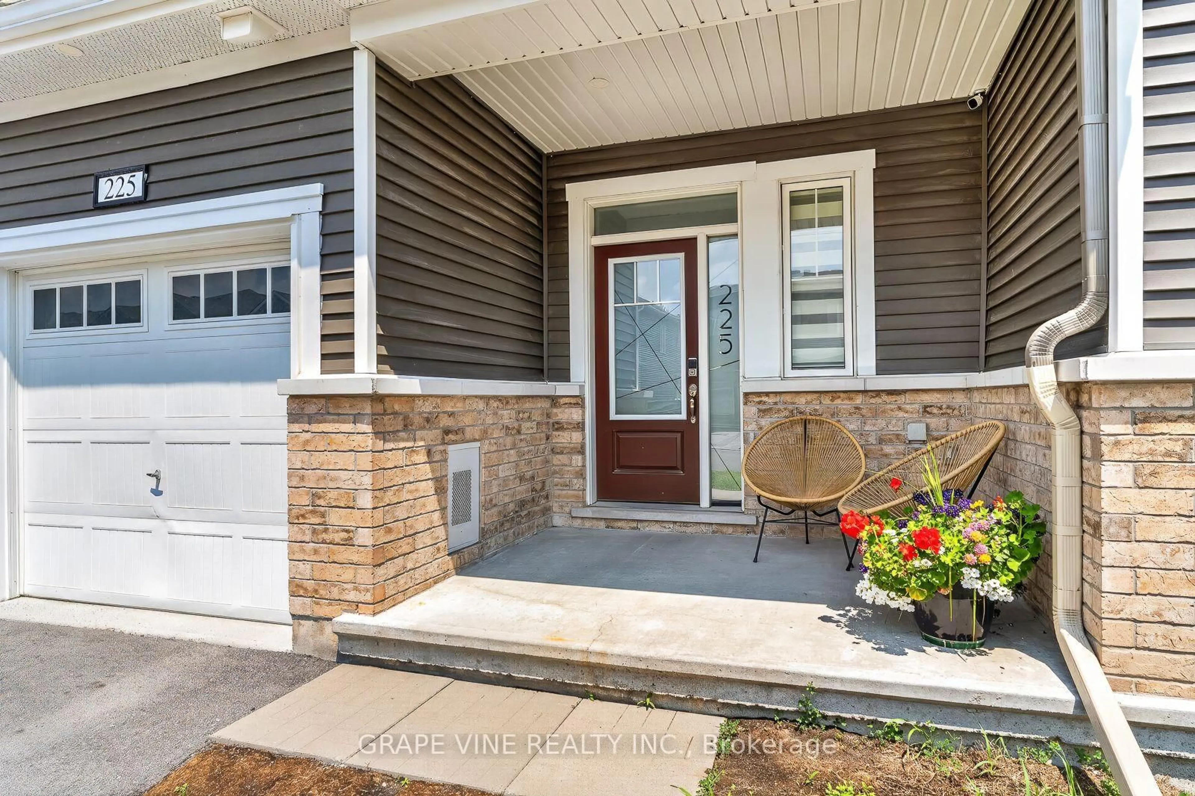 Indoor entryway for 225 Billrian Cres, Ottawa Ontario K2S 3A5