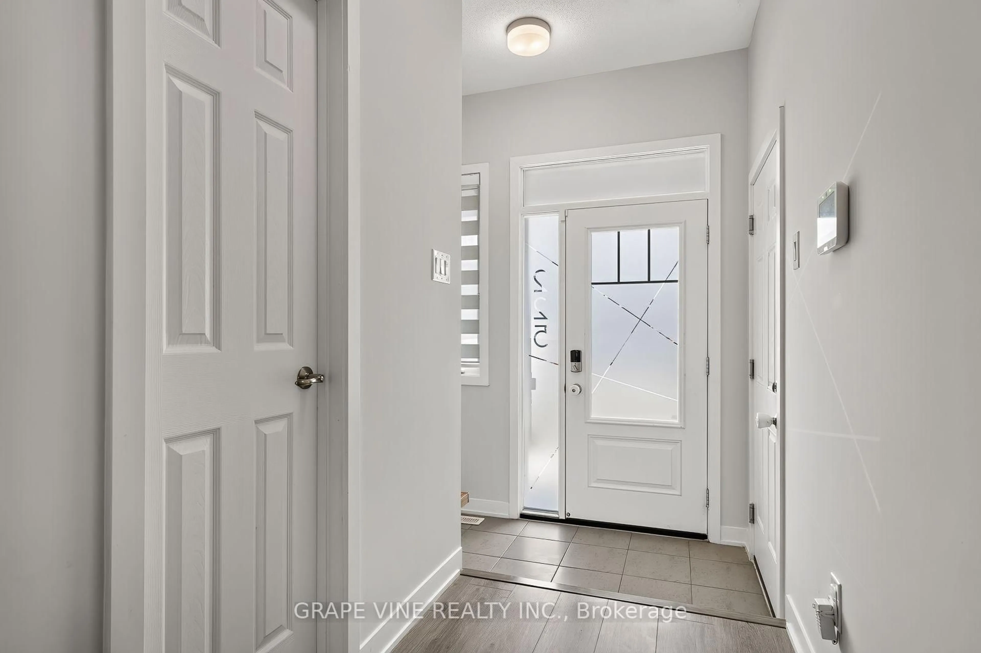 Indoor entryway for 225 Billrian Cres, Ottawa Ontario K2S 3A5