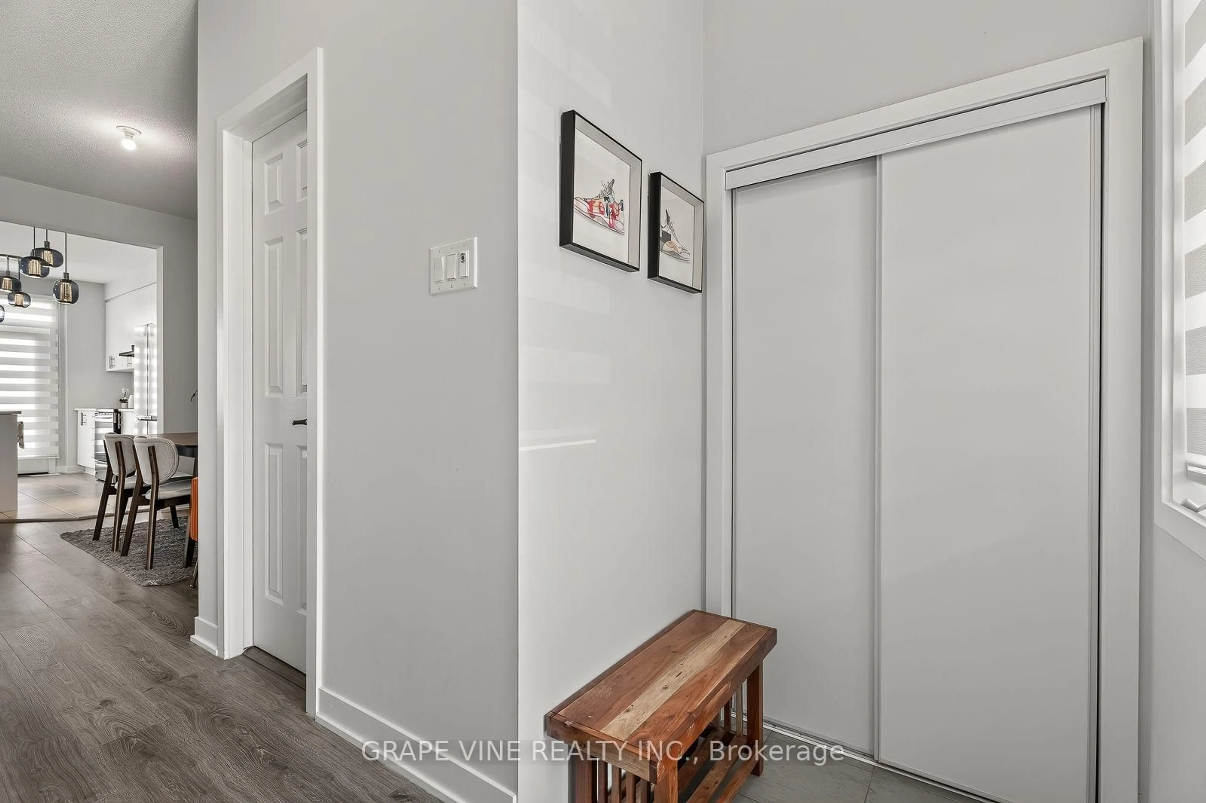Indoor entryway for 225 Billrian Cres, Ottawa Ontario K2S 3A5