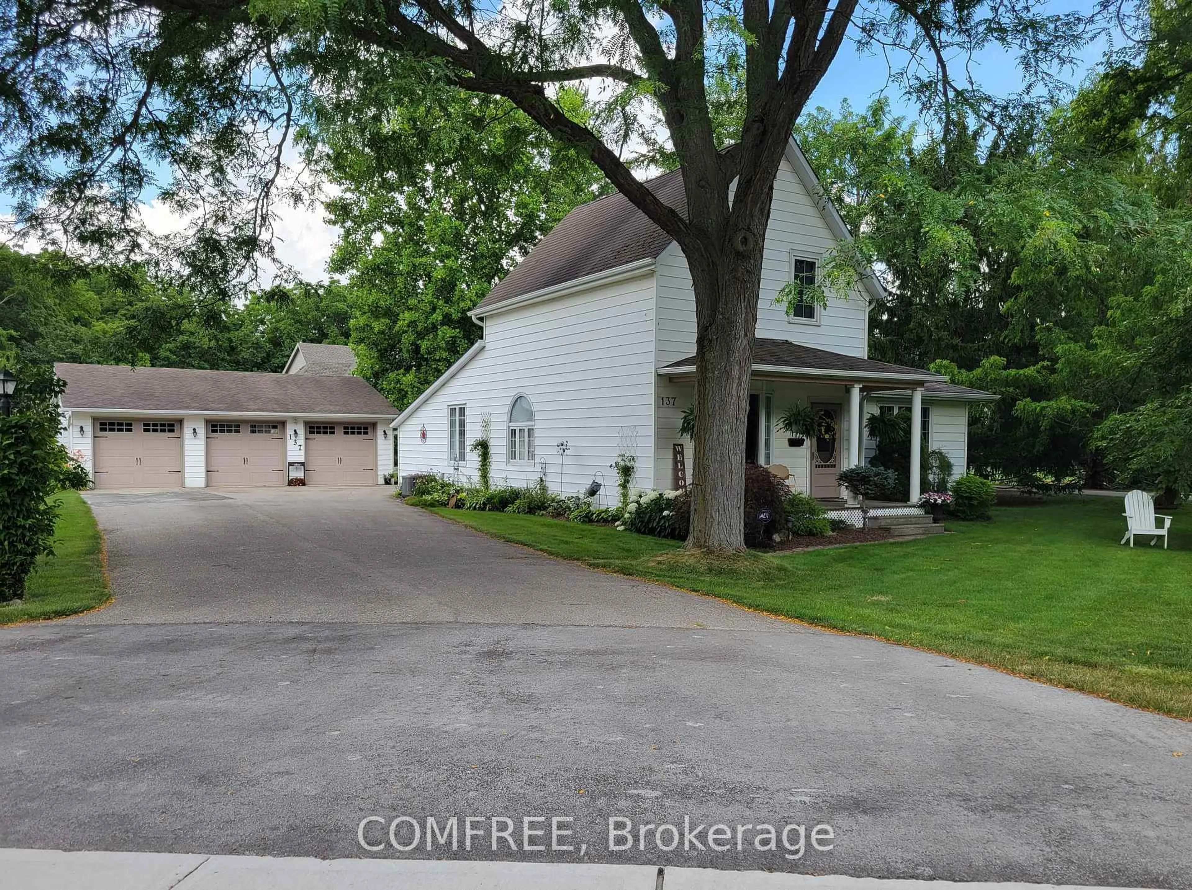 A pic from outside/outdoor area/front of a property/back of a property/a pic from drone, street for 137 St George St, St. Thomas Ontario N5P 2M3