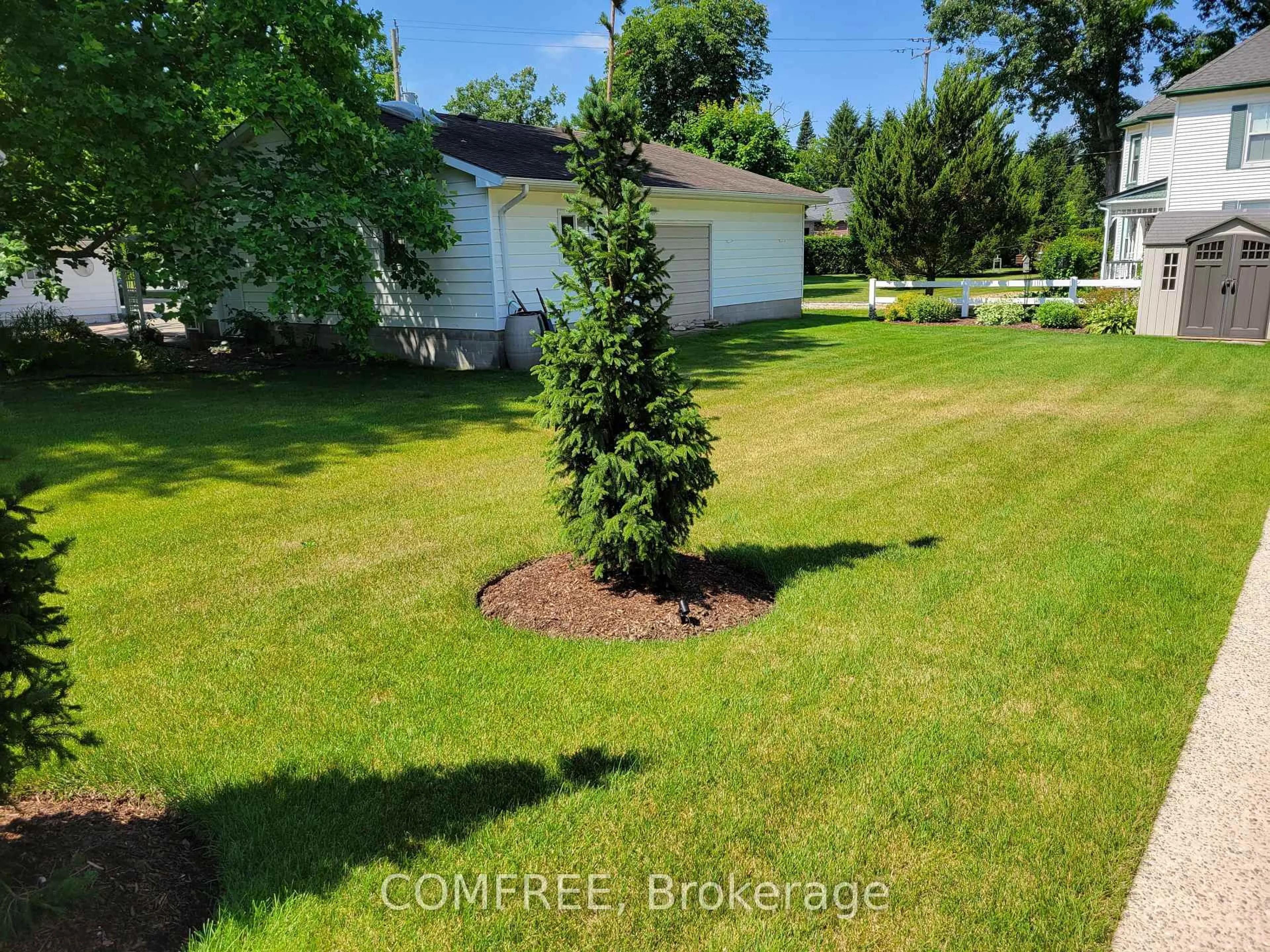 A pic from outside/outdoor area/front of a property/back of a property/a pic from drone, unknown for 137 St George St, St. Thomas Ontario N5P 2M3