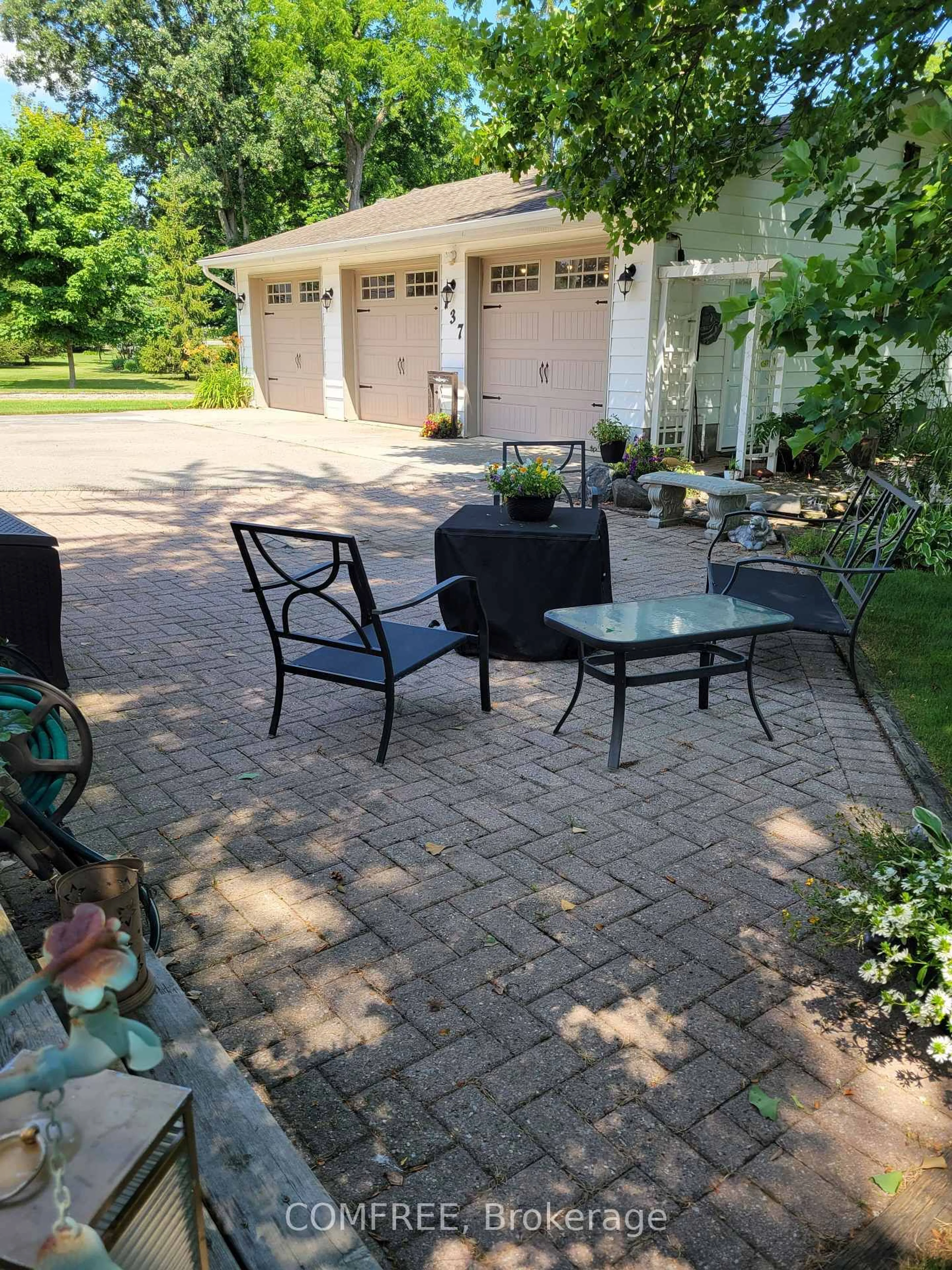 Patio, street for 137 St George St, St. Thomas Ontario N5P 2M3