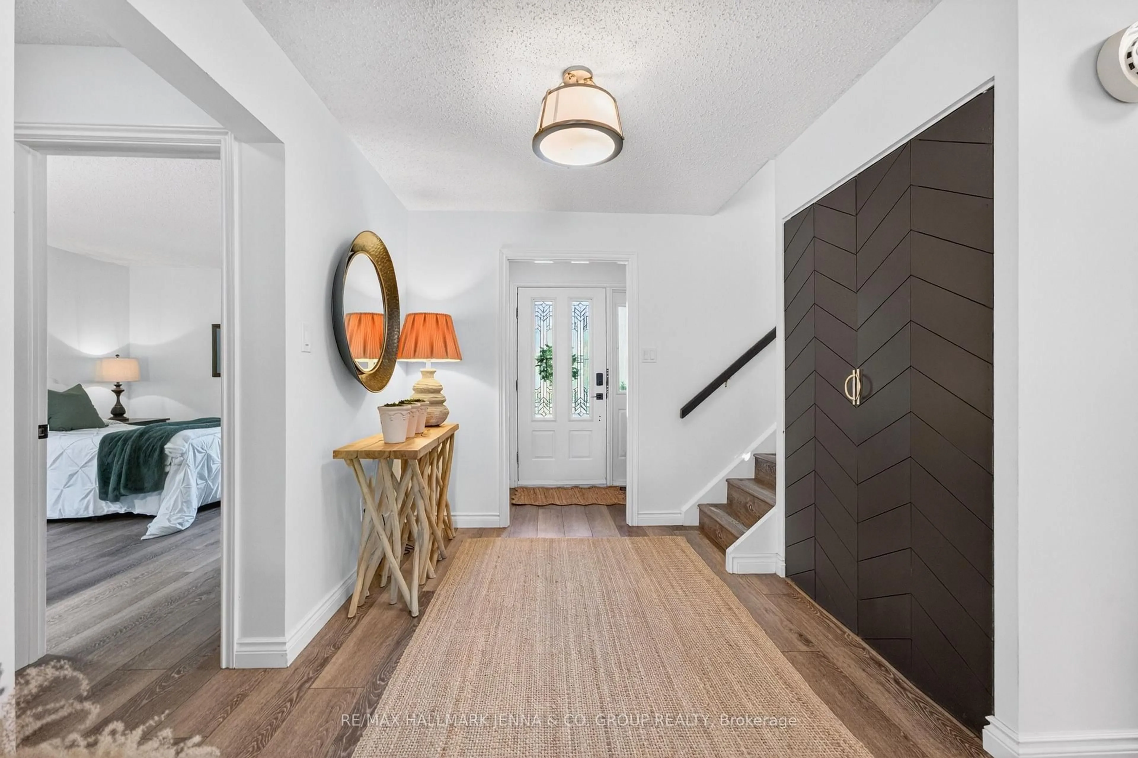 Indoor entryway for 1214 Upton Rd, Manotick Ontario K4M 1B3