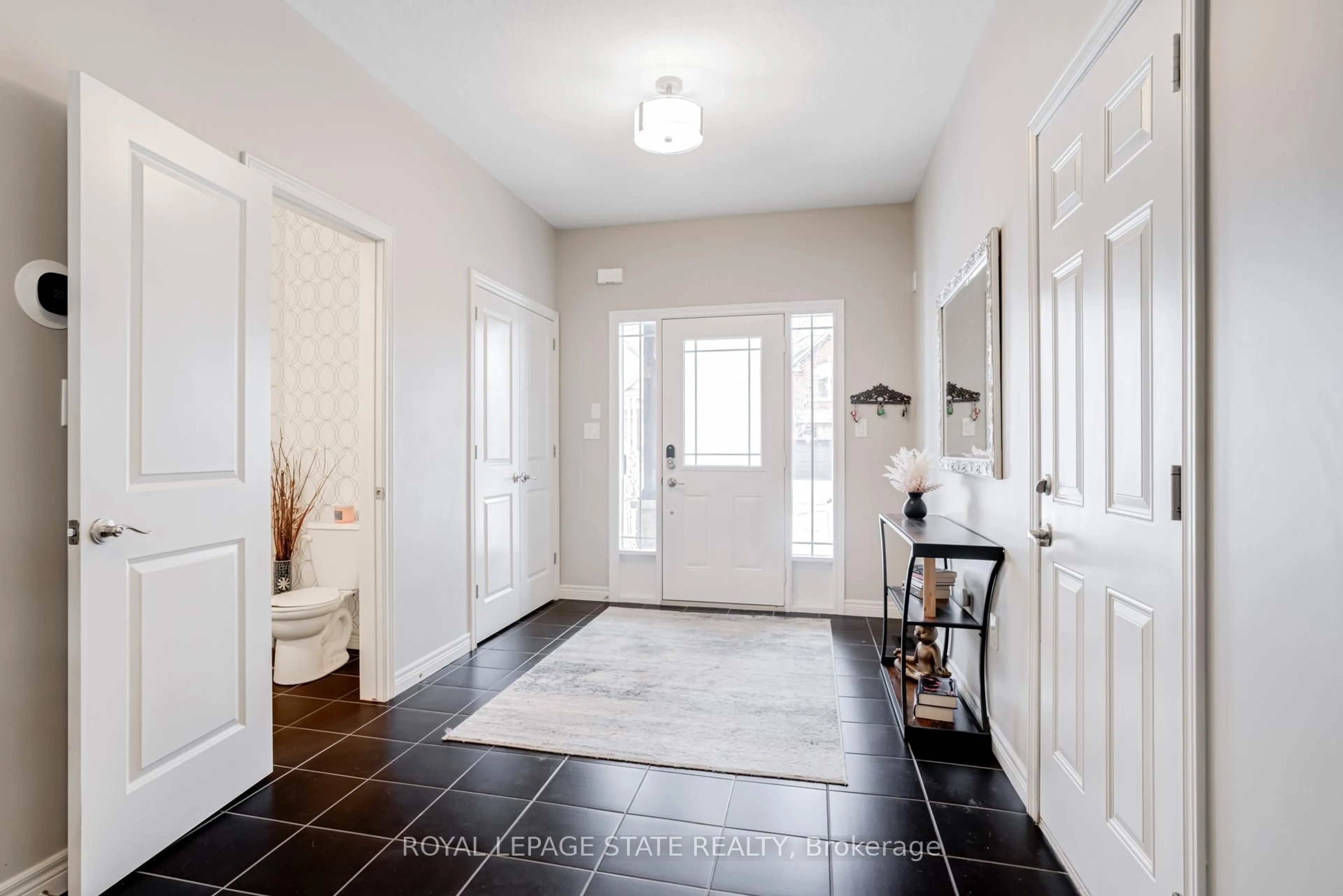 Indoor entryway for 7 Kinsman Dr, Hamilton Ontario L0R 1C0