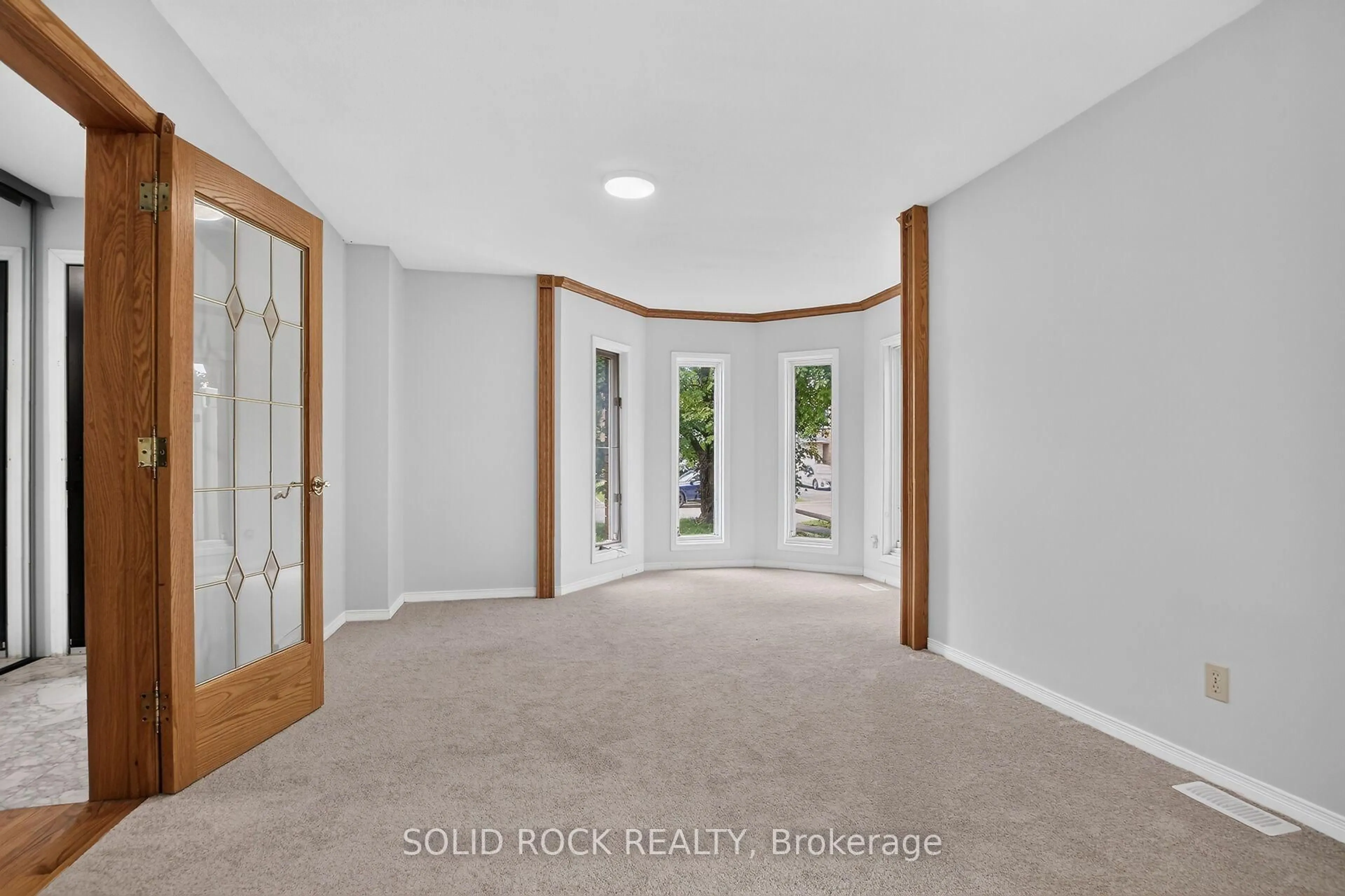 Indoor entryway for 54 Huntsman Cres, Ottawa Ontario K2M 1C4