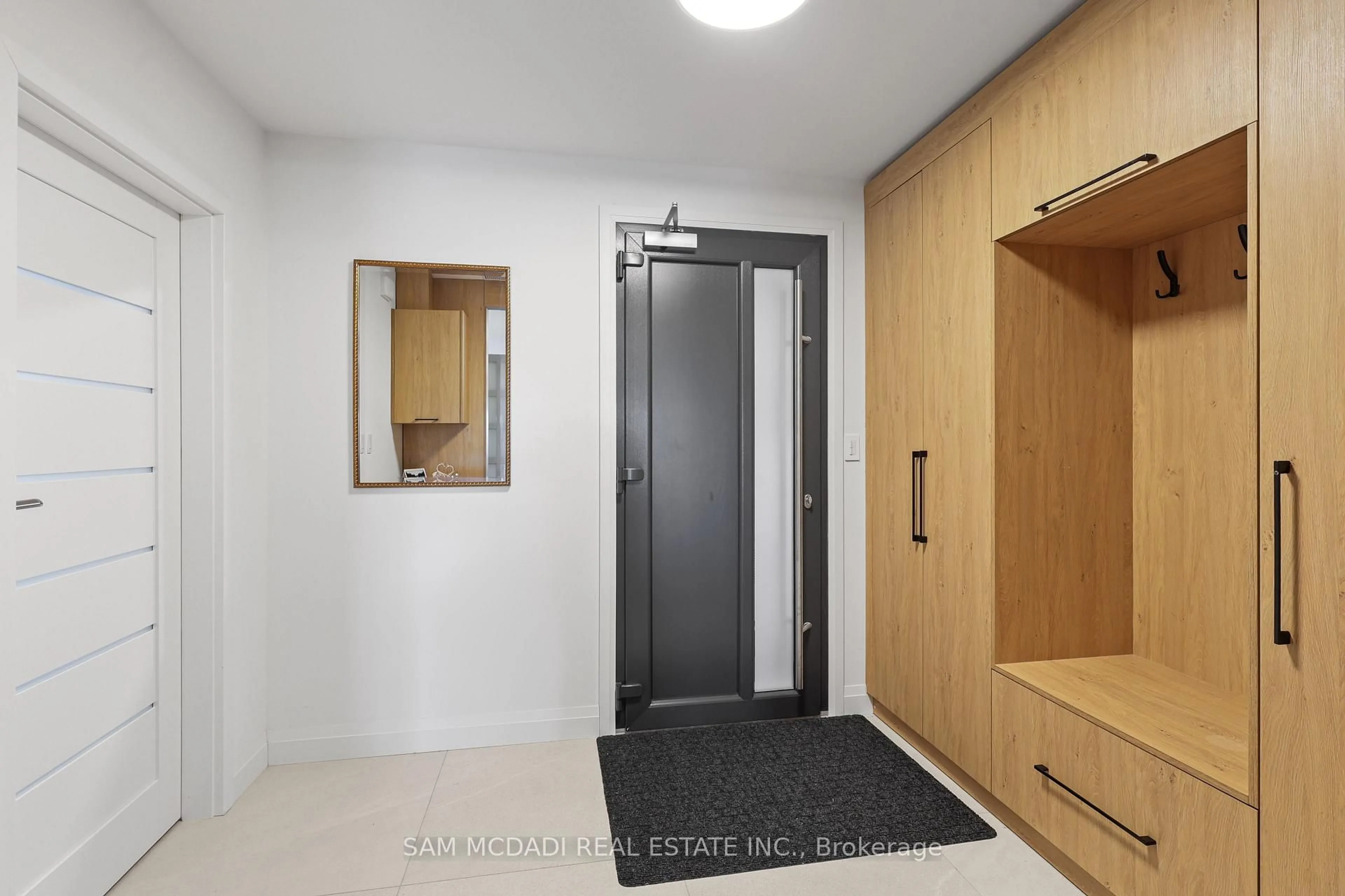 Indoor entryway for 21 Horizon Lane #2, Huntsville Ontario P1H 1V5