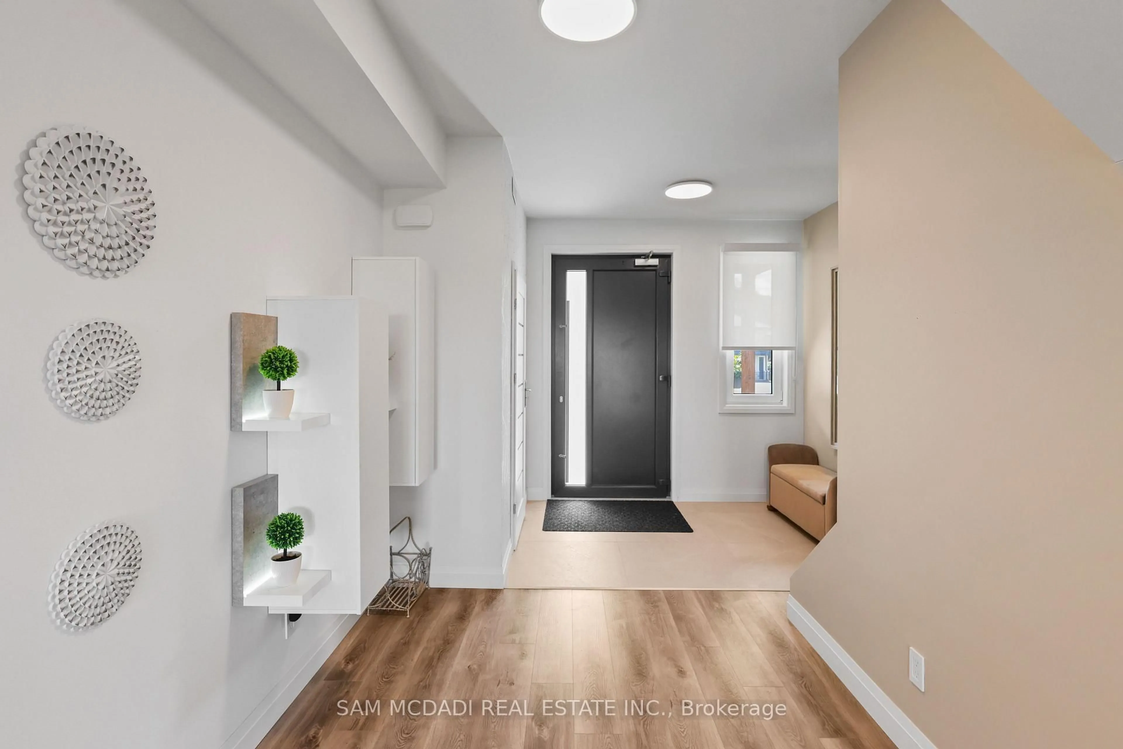 Indoor entryway for 21 Horizon Lane, Huntsville Ontario P1H 1V5