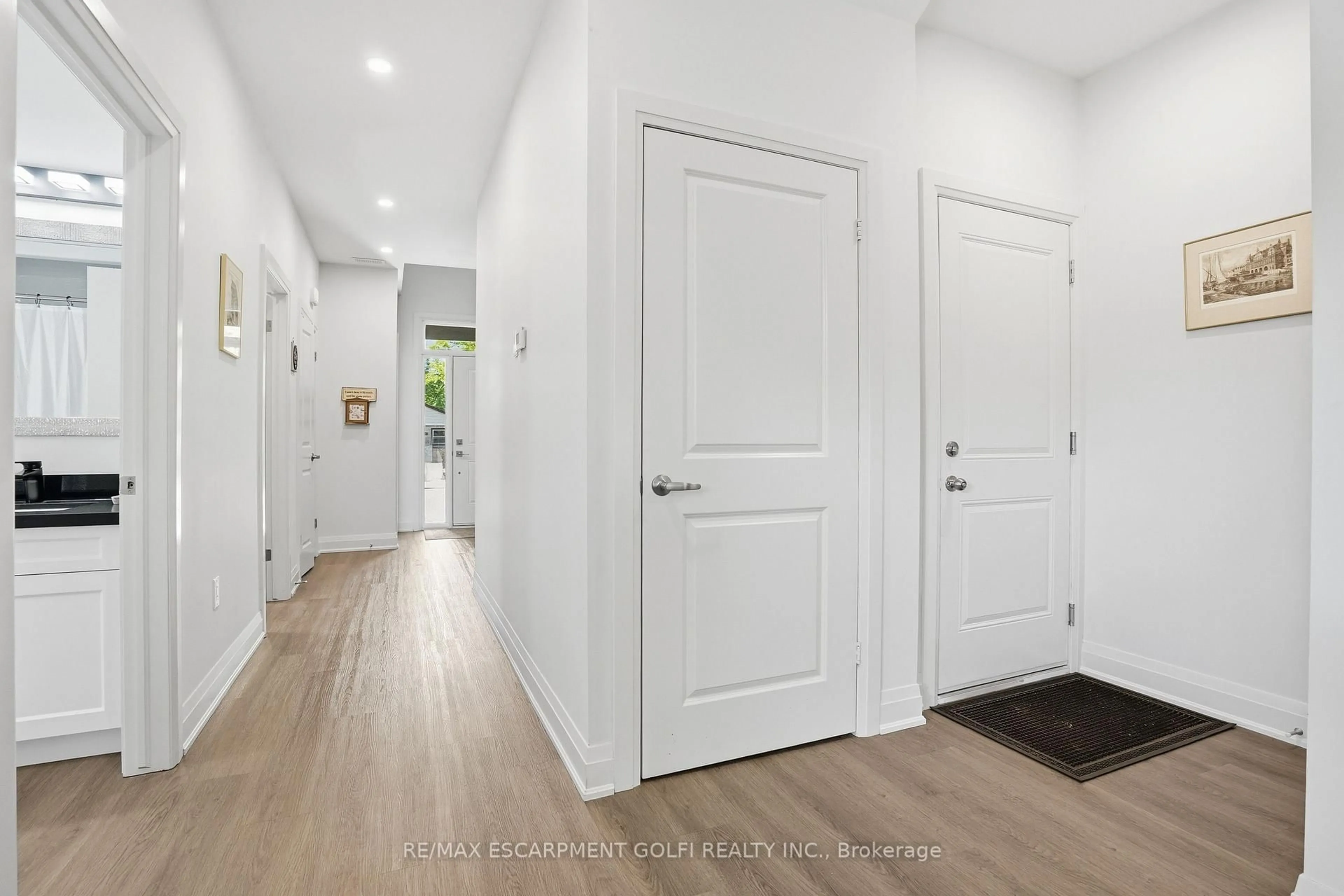 Indoor entryway for 8 Nash St, St. Catharines Ontario L2S 1B5